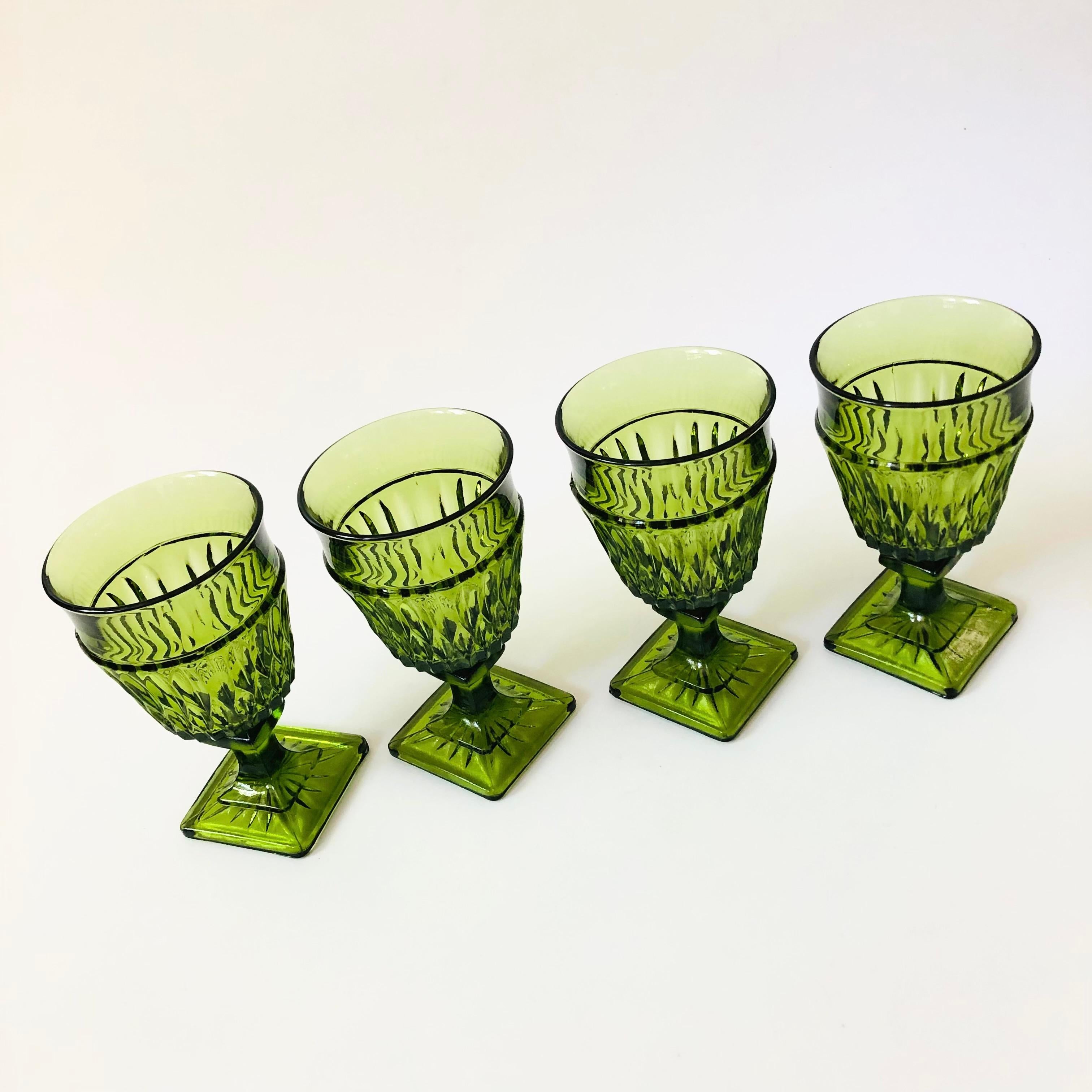 Un ensemble de 4 superbes gobelets à vin en verre vert avec un joli design orné. Fabriqué selon le modèle 