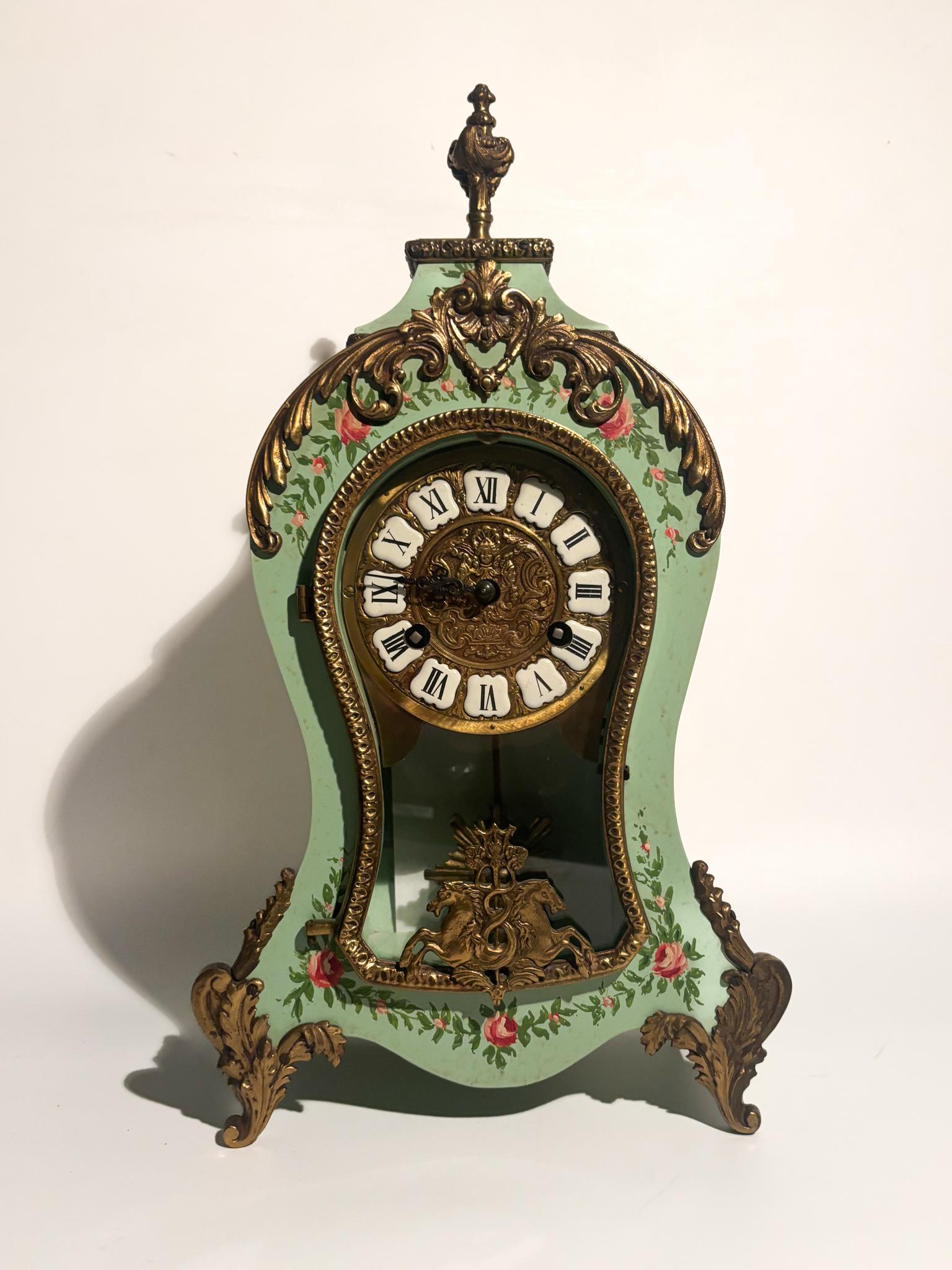 Pendulum clock in hand-painted green wood and brass, Model FHS 151-080 Germany, made in the 1950s

Ø 18 cm Ø 13 cm h 44 cm

FHS Germany is a brand known for producing pendulum clocks, often made with a classic design and inspired by styles of the