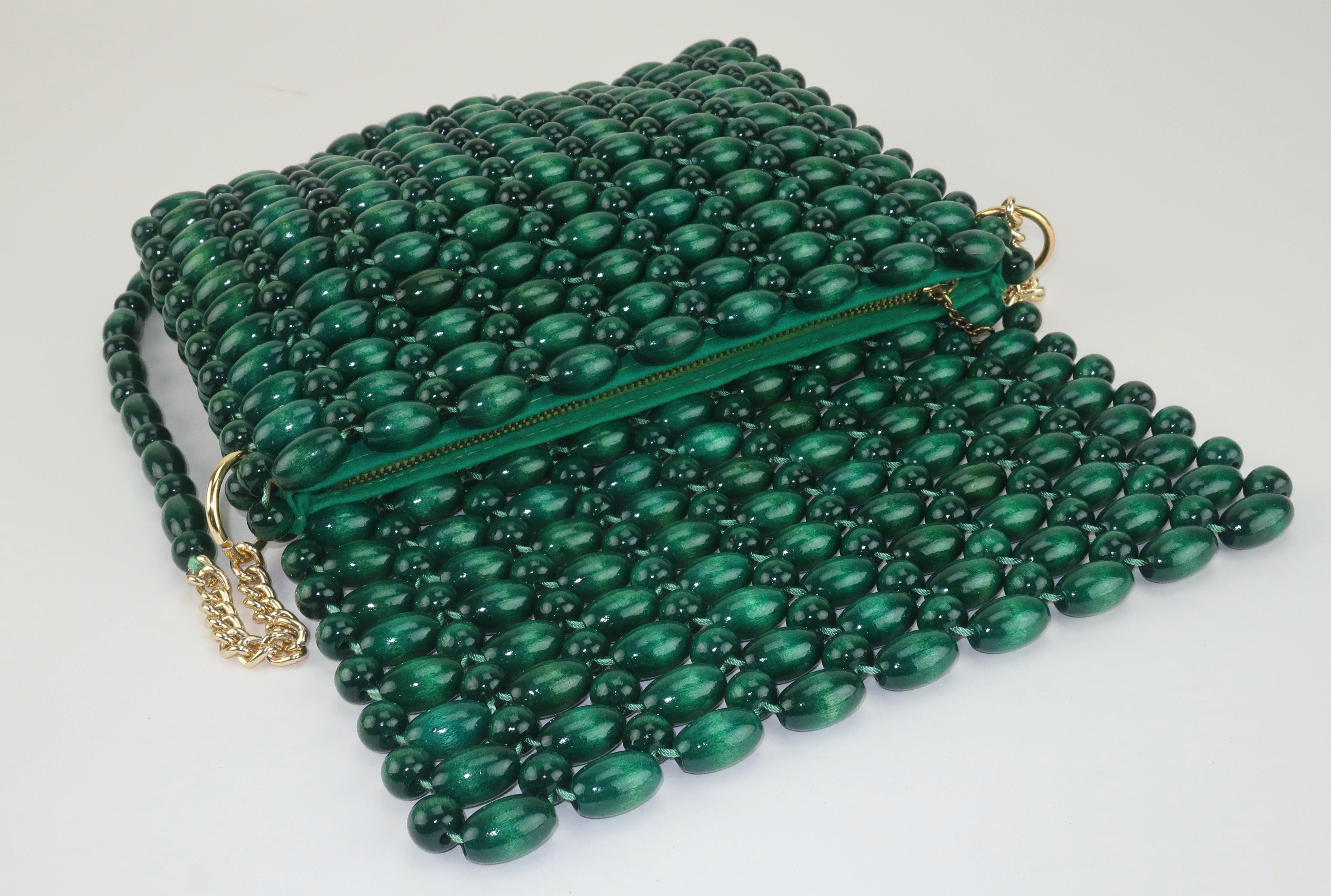 Green Wooden Bead Handbag, 1960's In Excellent Condition For Sale In Atlanta, GA