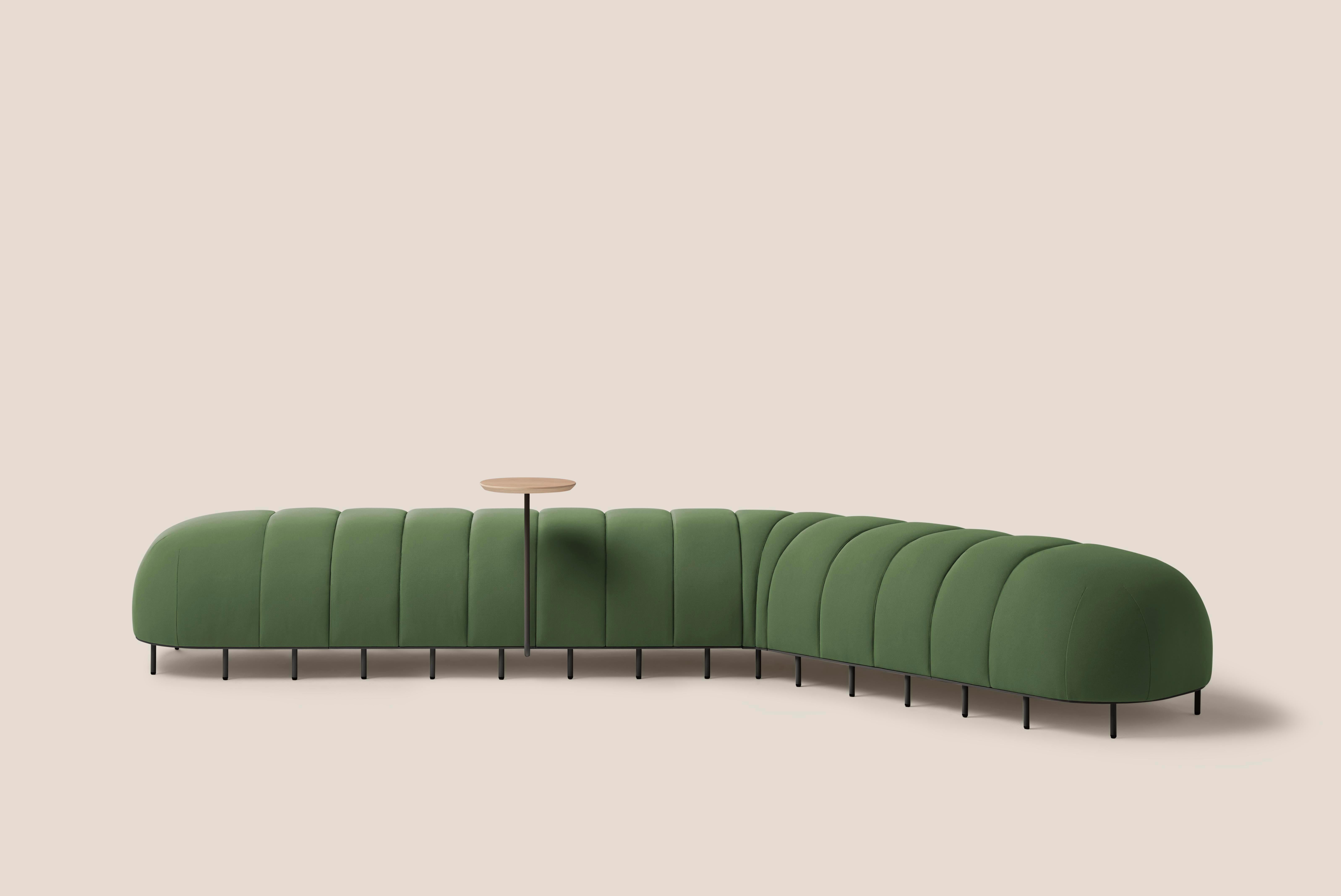 Banc en forme de Worm vert de Pepe Albargues
Dimensions : D 65 x L 280 x H 50 cm
Matériaux : Contreplaqué, mousse CMHR, fer
Disponible en différentes couleurs. Modules personnalisés disponibles.

1 x module incurvé
3 x module droit
2 x module