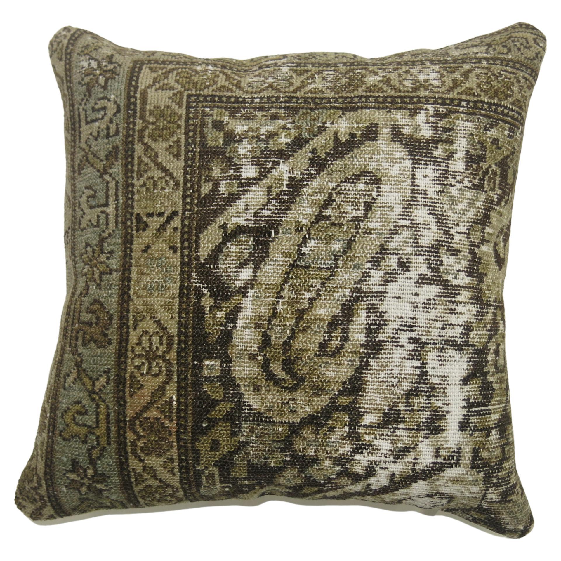 Kissen aus einem antiken, abgenutzten persischen Malayer-Teppich.

Maße: 16'' x 16''.
