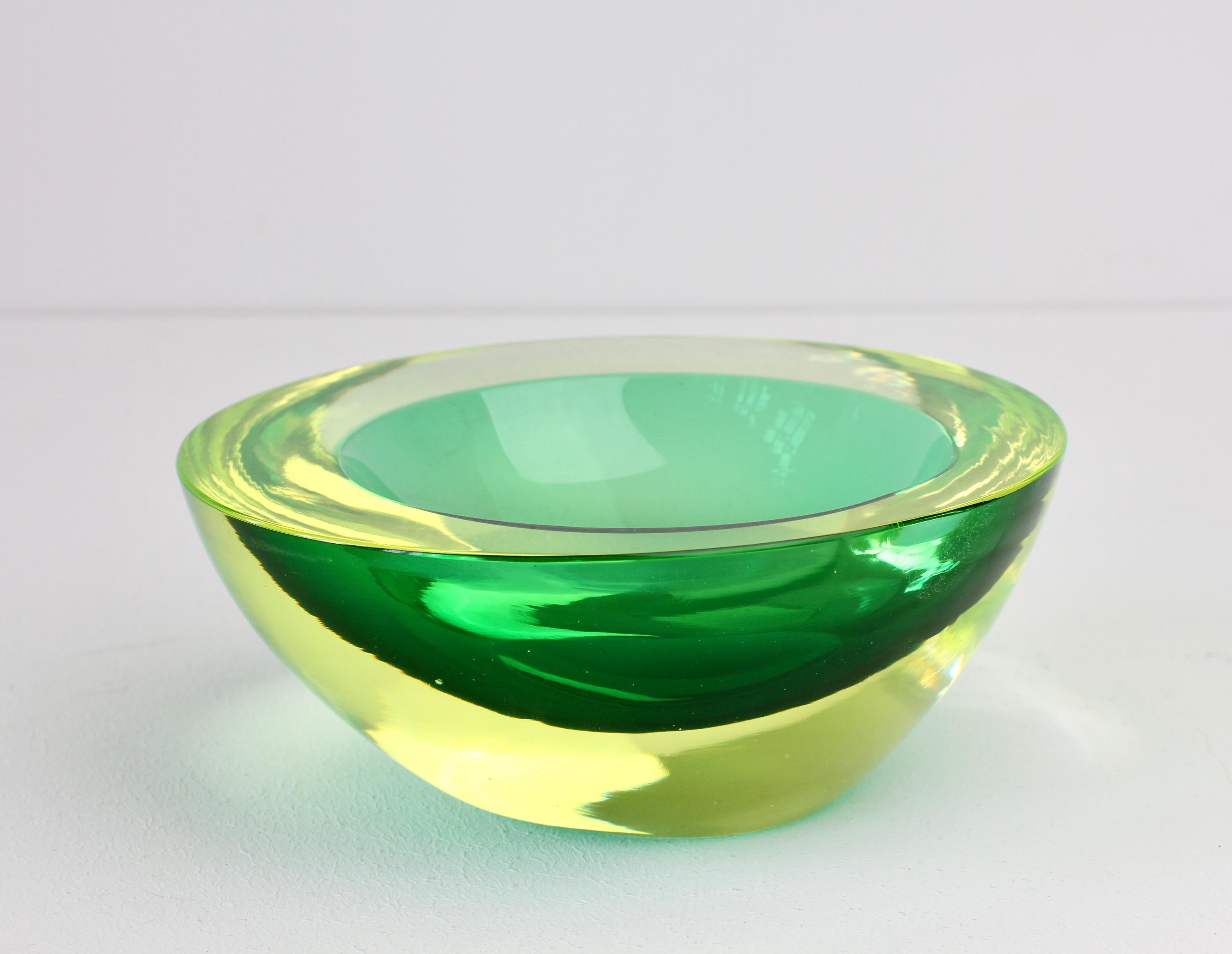 Bol Sommerso de Murano vert et jaune attribué à Antonio Da Ros pour Cenedese en vente 9