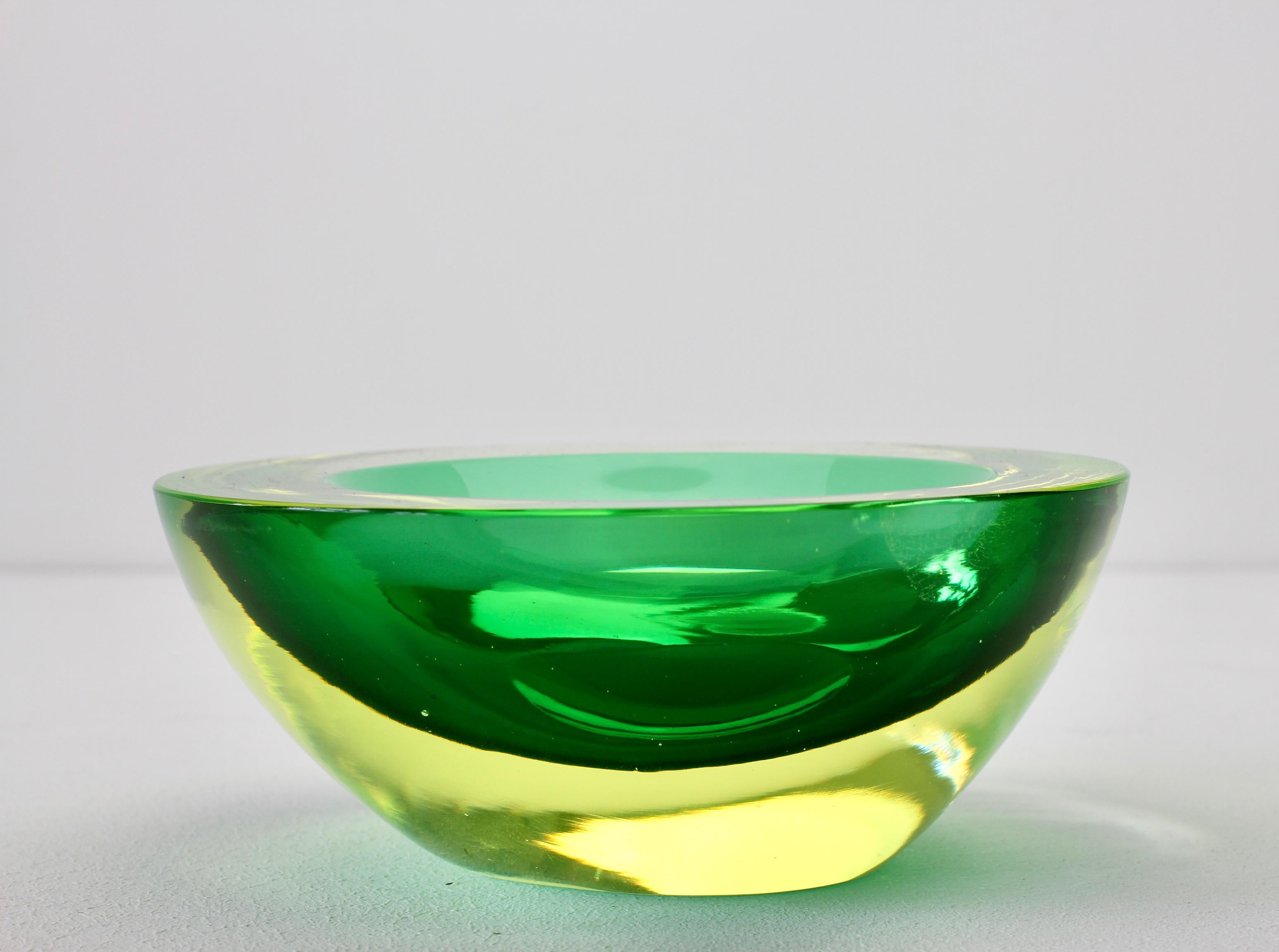 Antonio da Ros (attribué) for Cenedese grand et lourd bol, plat de service ou cendrier en verre de Murano, circa 1965-1975. Utilisant la technique Sommerso, cette grande pièce de verre vintage du milieu du siècle présente un design asymétrique de