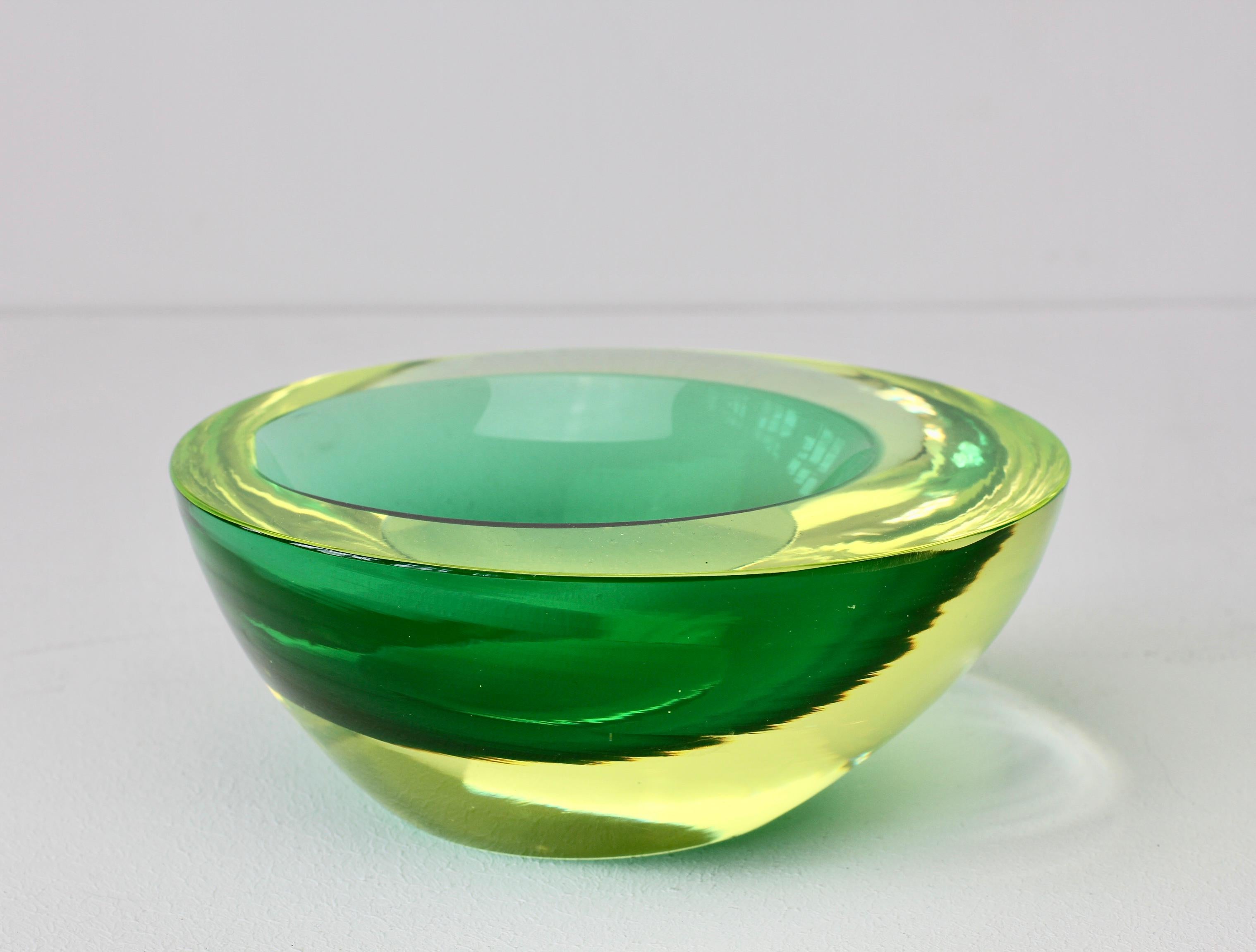 Green & Yellow Murano Sommerso Glass Bowl Antonio Da Ros for Cenedese Attributed In Excellent Condition For Sale In Landau an der Isar, Bayern