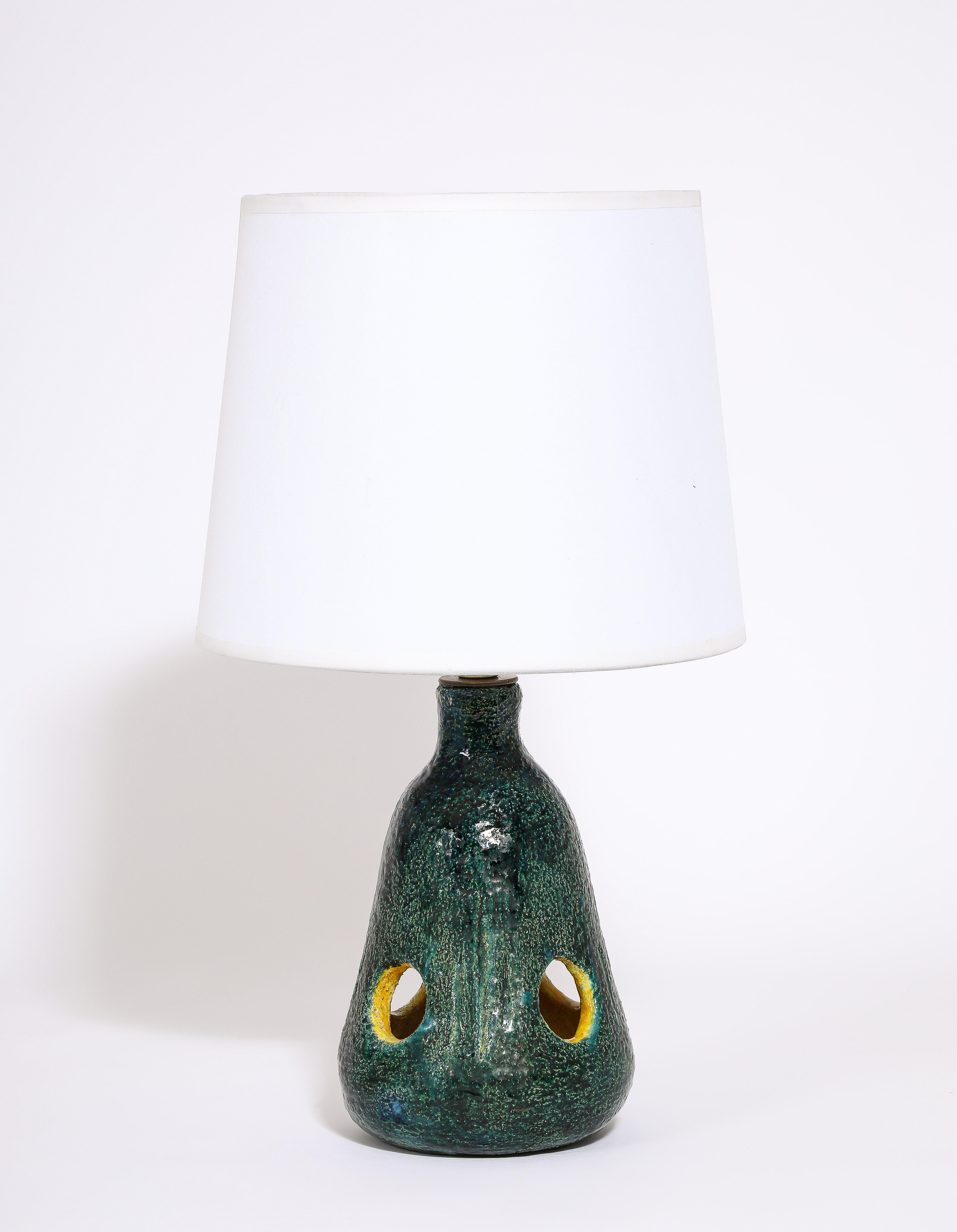Lampada da tavolo Greene & Greene di Vallauris, smalto verde grezzo all'esterno e smalto giallo liscio all'interno, la lampada ha una lampadina nascosta all'interno che le permette di brillare. Dimensioni della base solo 14x7, come mostrato 22x12
