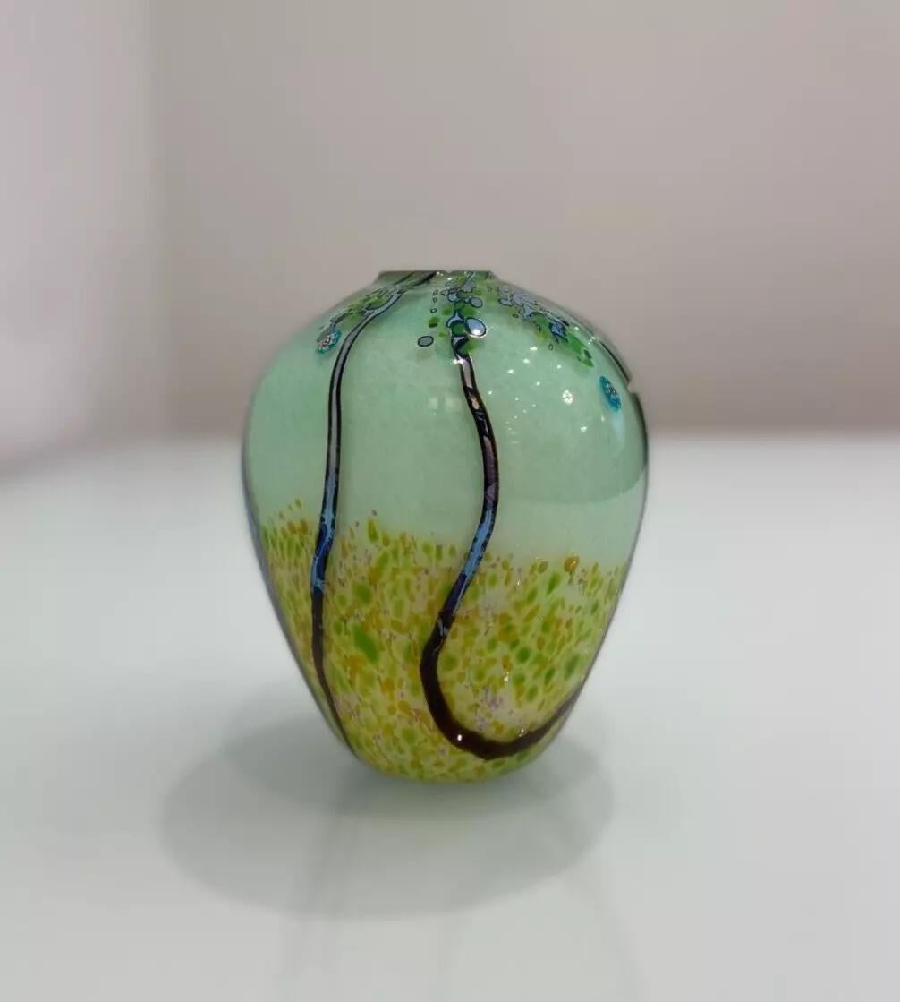Un bellissimo vaso decorativo in vetro dello Studio A, con disegni metallici gialli, verdi, blu e neri. 
Firmato sulla base, forse italiano.