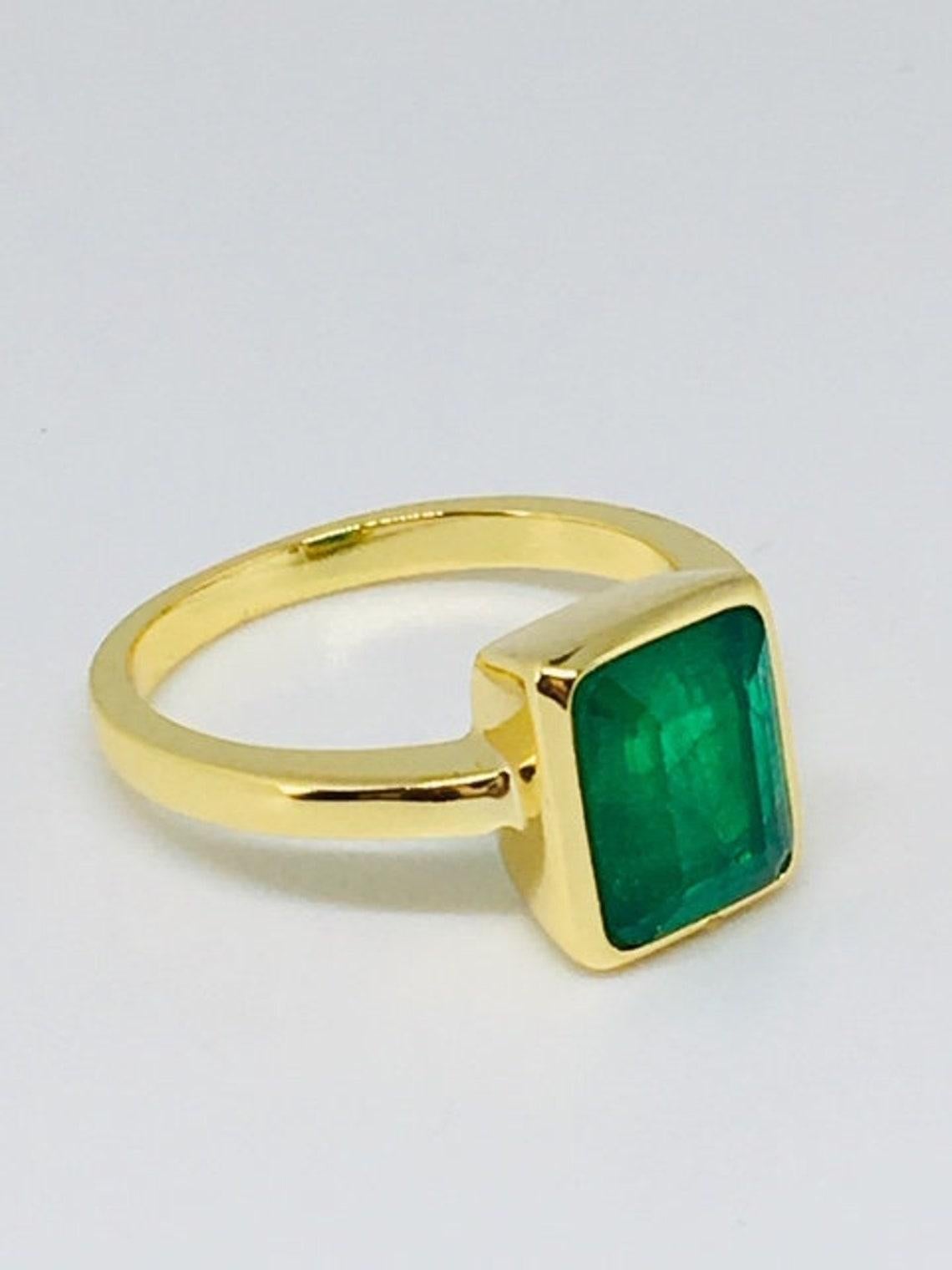 Contemporary Green Zircon Ring  10 Karat Yellow Gold Plated For Sale
