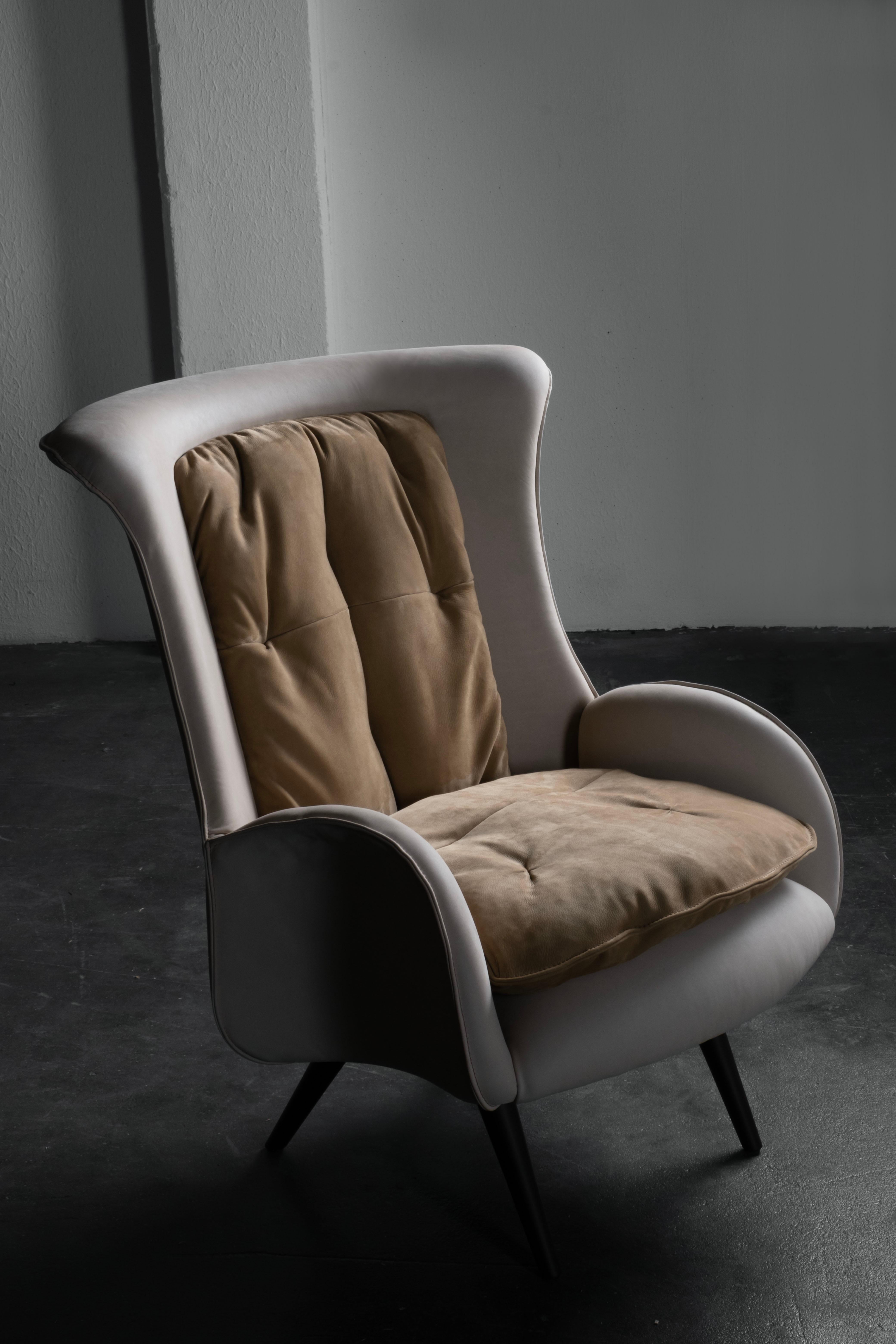 Barão Lounge Chair, Contemporary Collection, Handcrafted in Portugal - Europe by Greenapple.

The Barão leather lounge chair draws inspiration from the meticulous craftsmanship of shoemakers. Upholstered in Italian leather with visible contrast