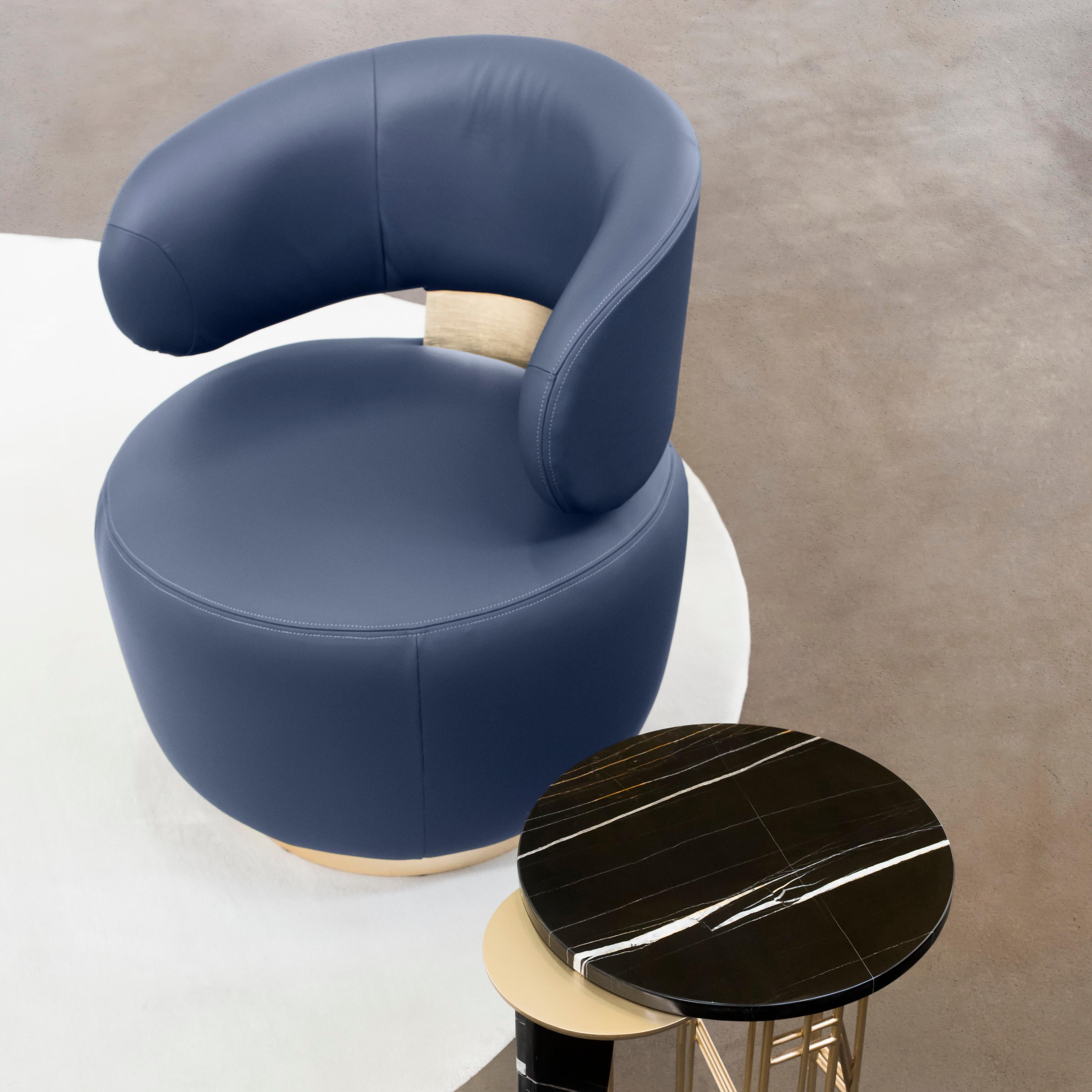 Caju Swivel Lounge Chair, Contemporary Collection, Handcrafted in Portugal - Europe by Greenapple.

The Caju lounge chair stands as a trendy furniture piece that personifies the organic shape of a cashew. Upholstered in Italian leather, the design