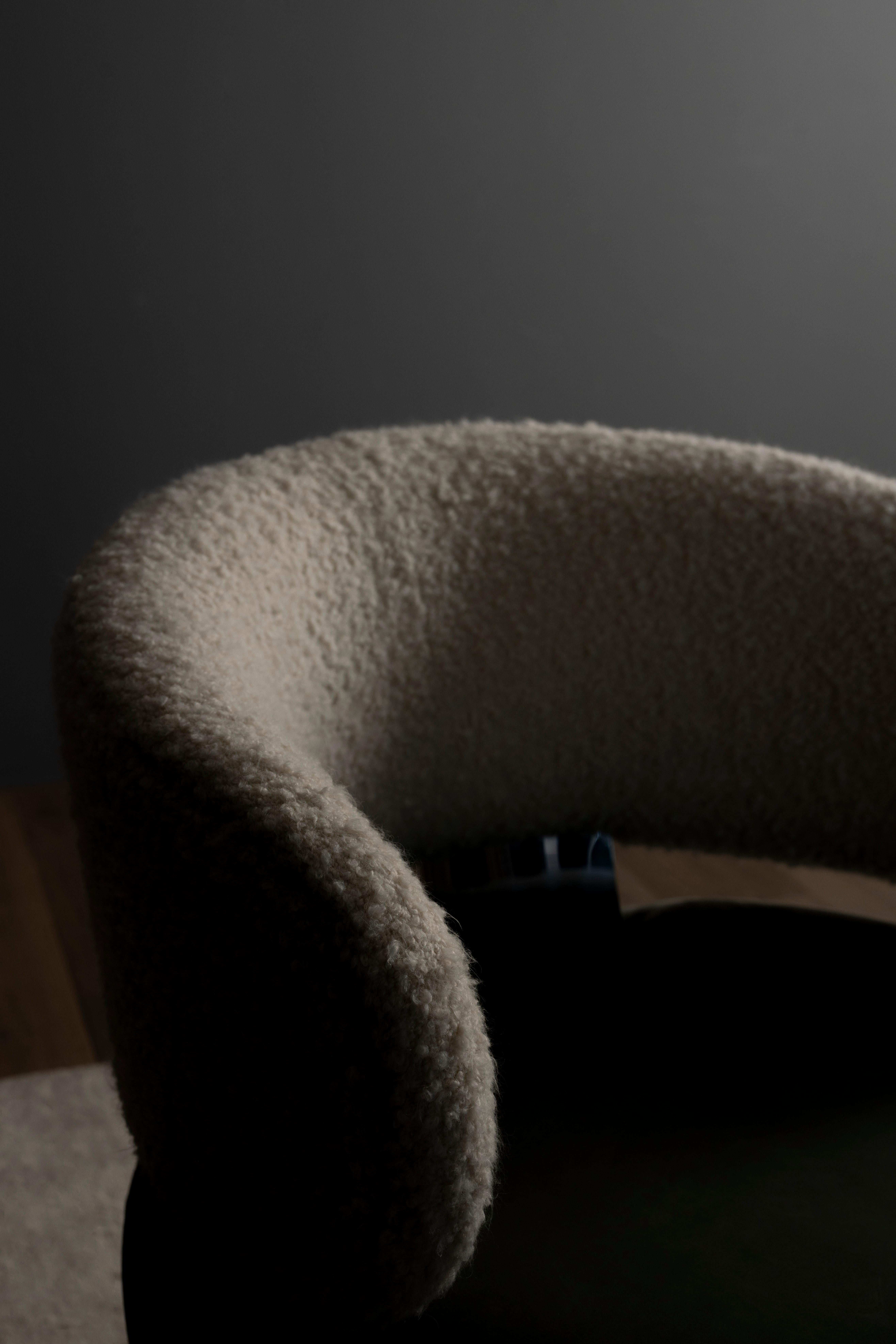 Modern Caju Lounge Chair, drehbar, Bouclé-Leder, handgefertigt Portugal Greenapple (Messing) im Angebot