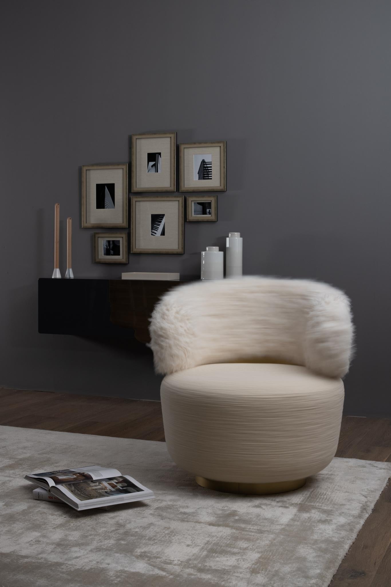 Caju Swivel Lounge Chair, Contemporary Collection, handgefertigt in Portugal - Europa von Greenapple.

Der Loungesessel Caju ist ein trendiges Möbelstück, das die organische Form einer Cashew verkörpert. Das Design des mit Baumwollsamt und Kunstfell