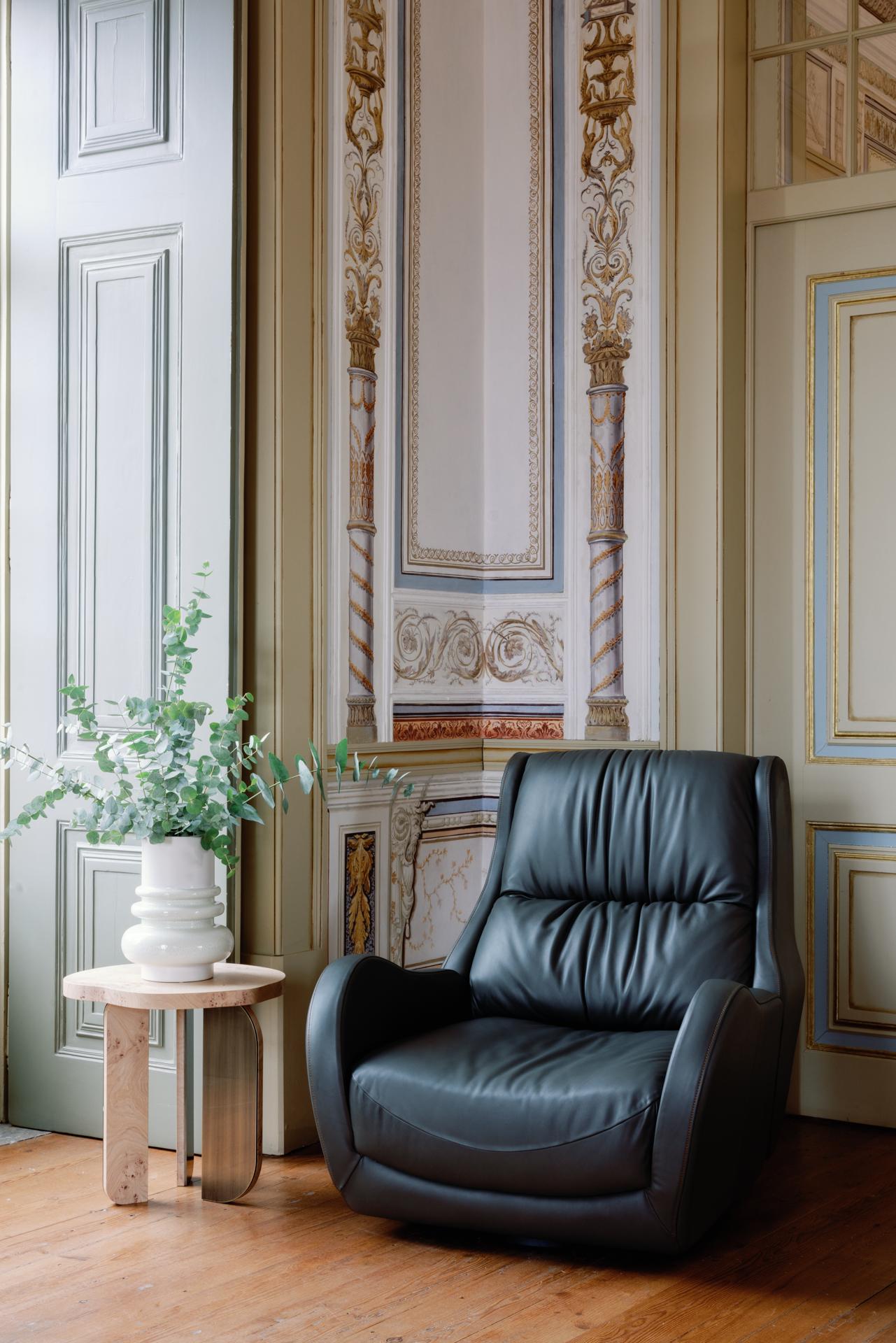 Capelinhos Swivel Lounge Chair, Contemporary Collection, Handcrafted in Portugal - Europe by Greenapple.

La chaise longue en cuir Capelinhos témoigne d'un confort intemporel. Comme un bon vin, Capelinhos vieillit gracieusement grâce à son