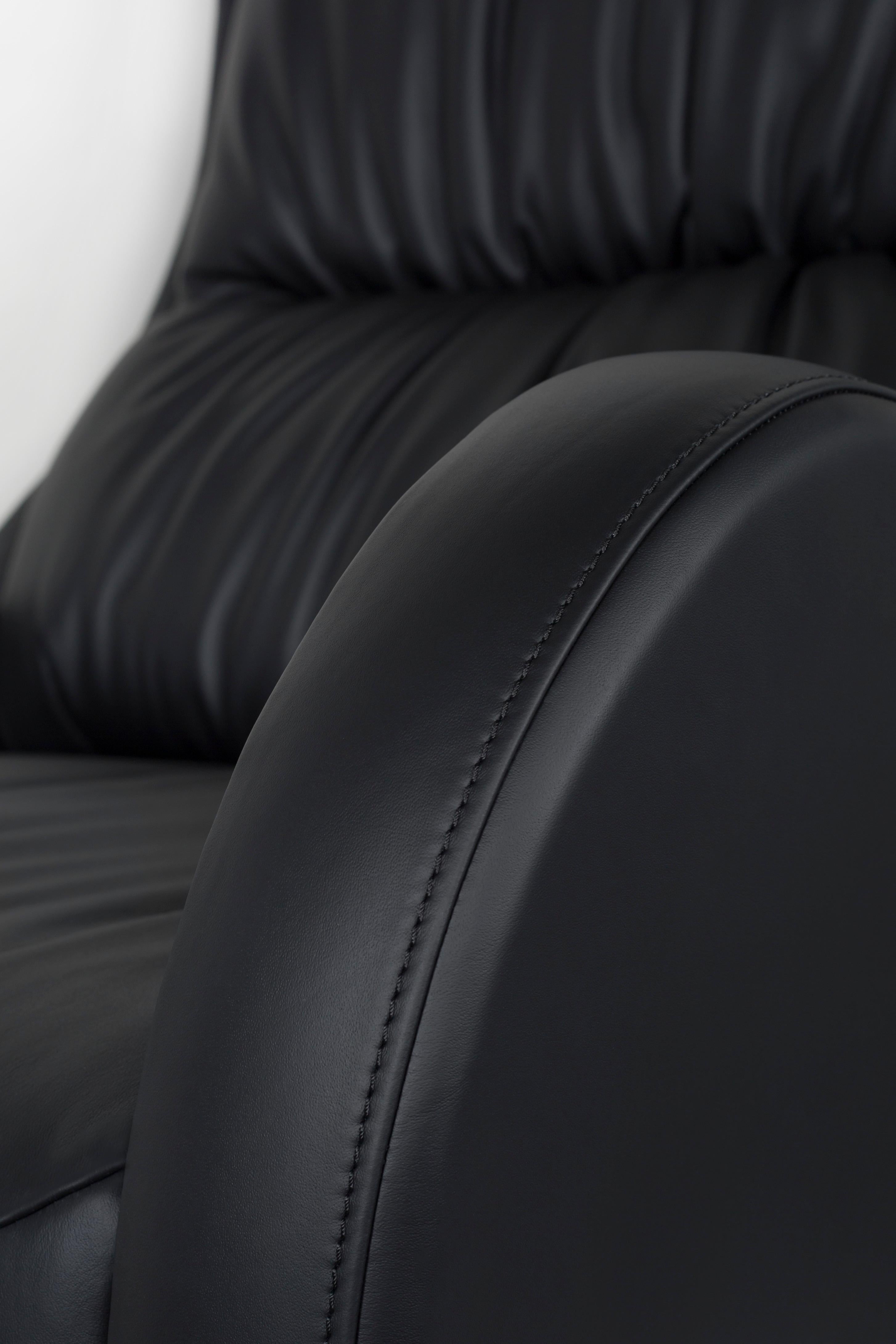Cuir Chaise longue Capelinhos, pivotante, noire, fabriquée à la main au Portugal par Greenapple en vente