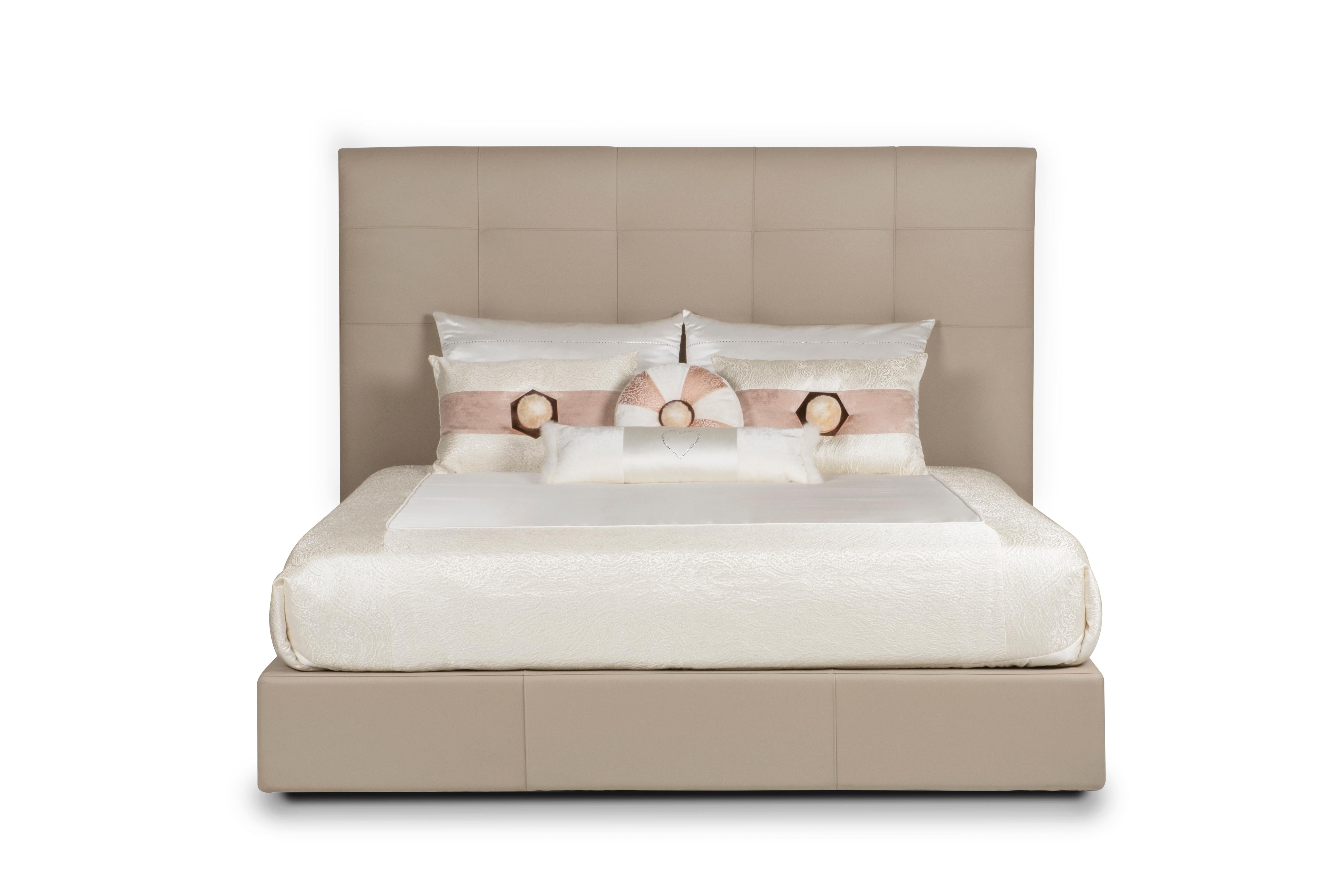 Midnight Bed, Modern Collection'S, handgefertigt in Portugal - Europa von GF Modern.

Midnight ist ein elegantes Bett, gepolstert mit beigem, hochwertigem italienischem Leder. Es wurde entworfen, um modernen Komfort mit eleganten Details zu