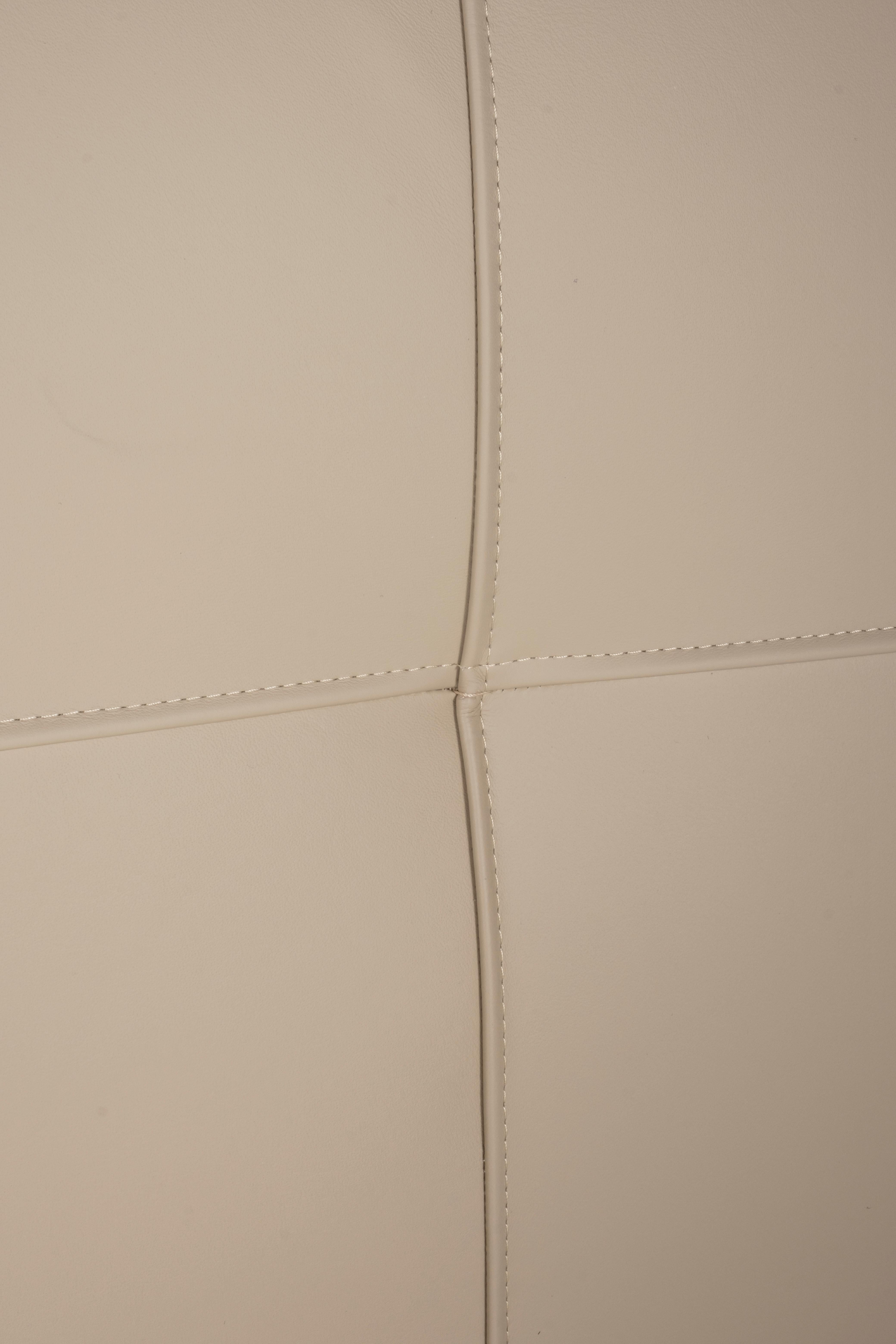 Ottone Letto moderno di mezzanotte, pelle italiana beige, fatto a mano in Portogallo da Greenapple in vendita
