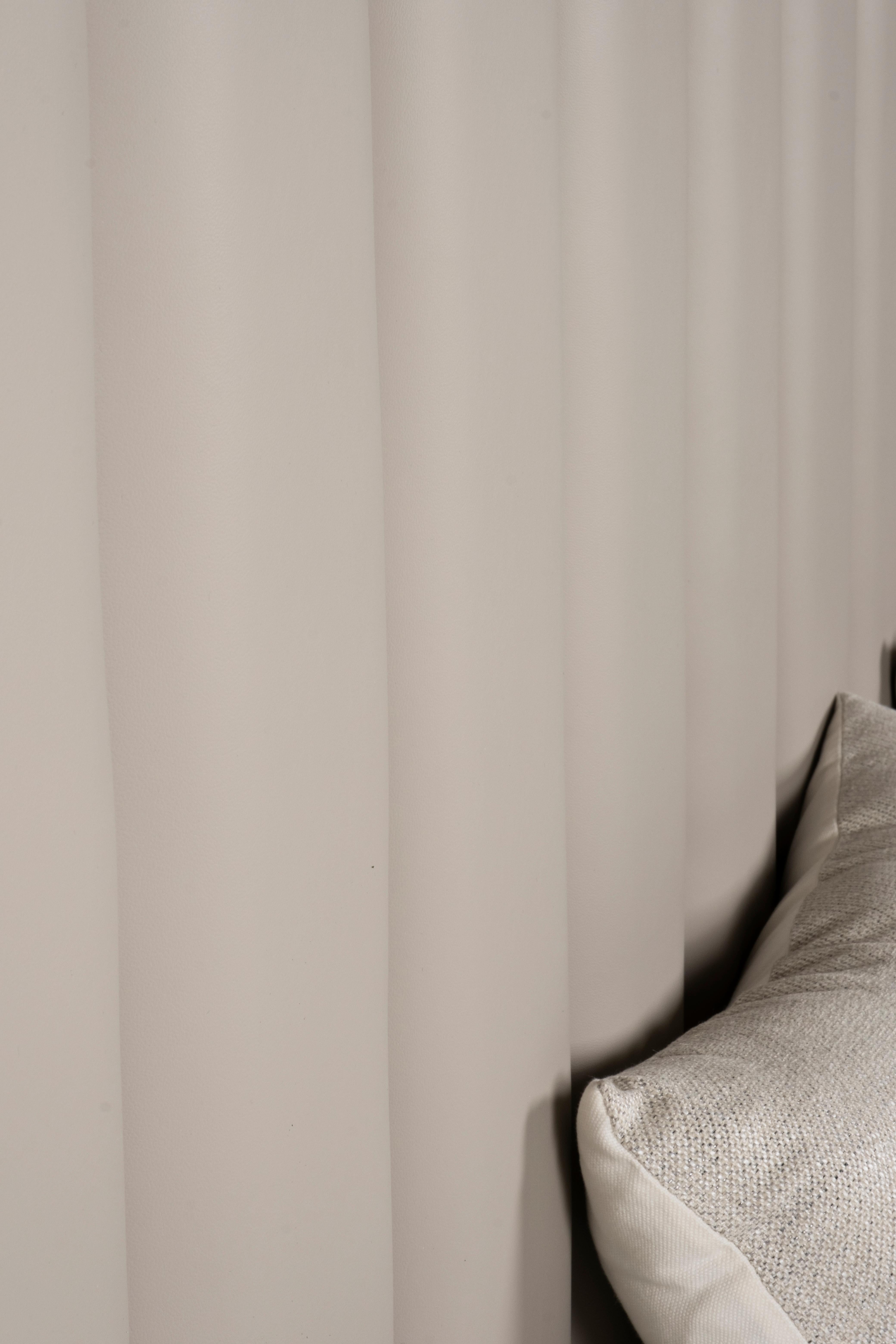 Cama moderna Ribbon Gris Piel Italiana Hecha a Mano en Portugal by Greenapple Cepillado en venta