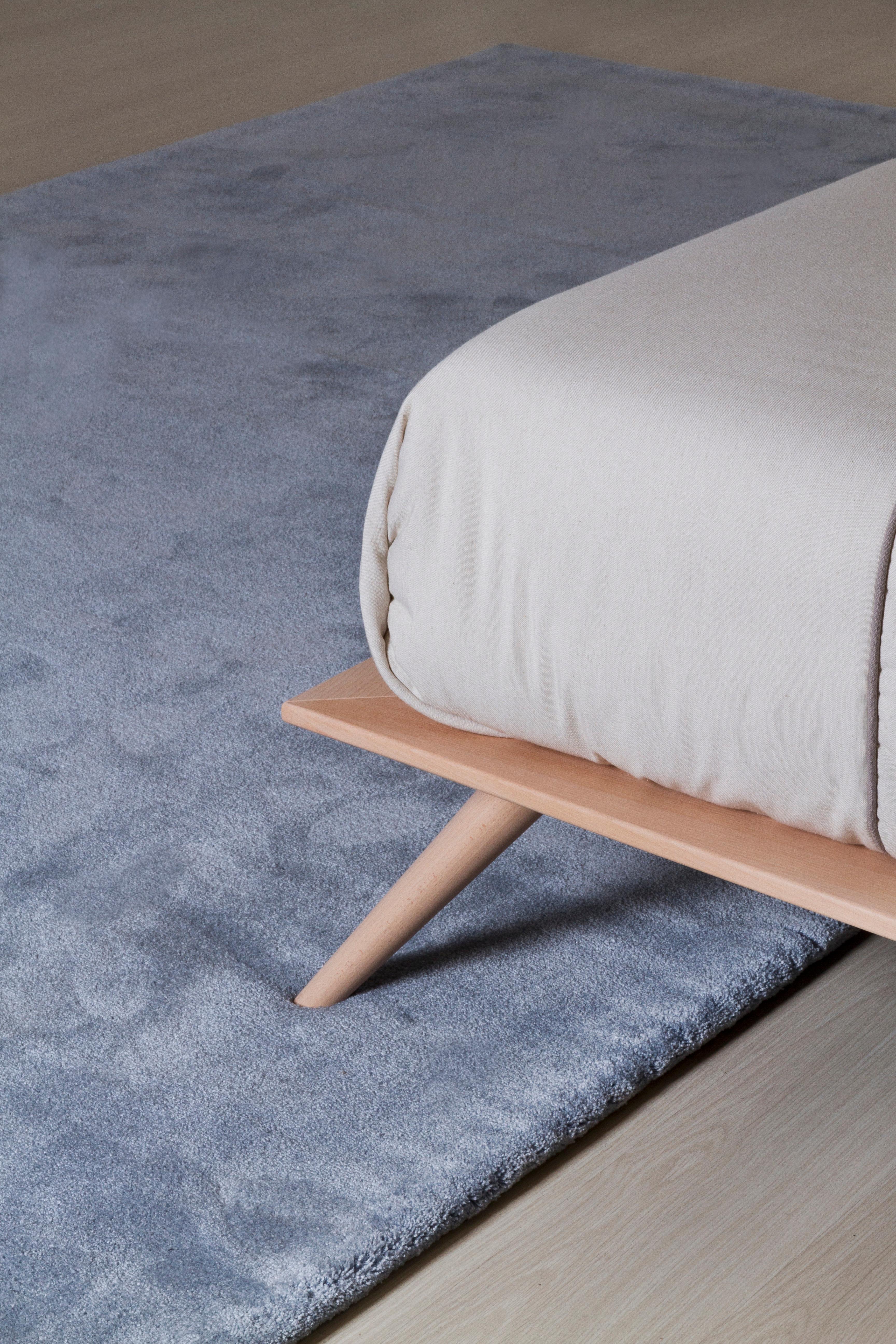 Modernes Dandelion-Bett aus massiver Buche mit plissierter Wirkung, handgefertigt Portugal von Greenapple im Angebot 1