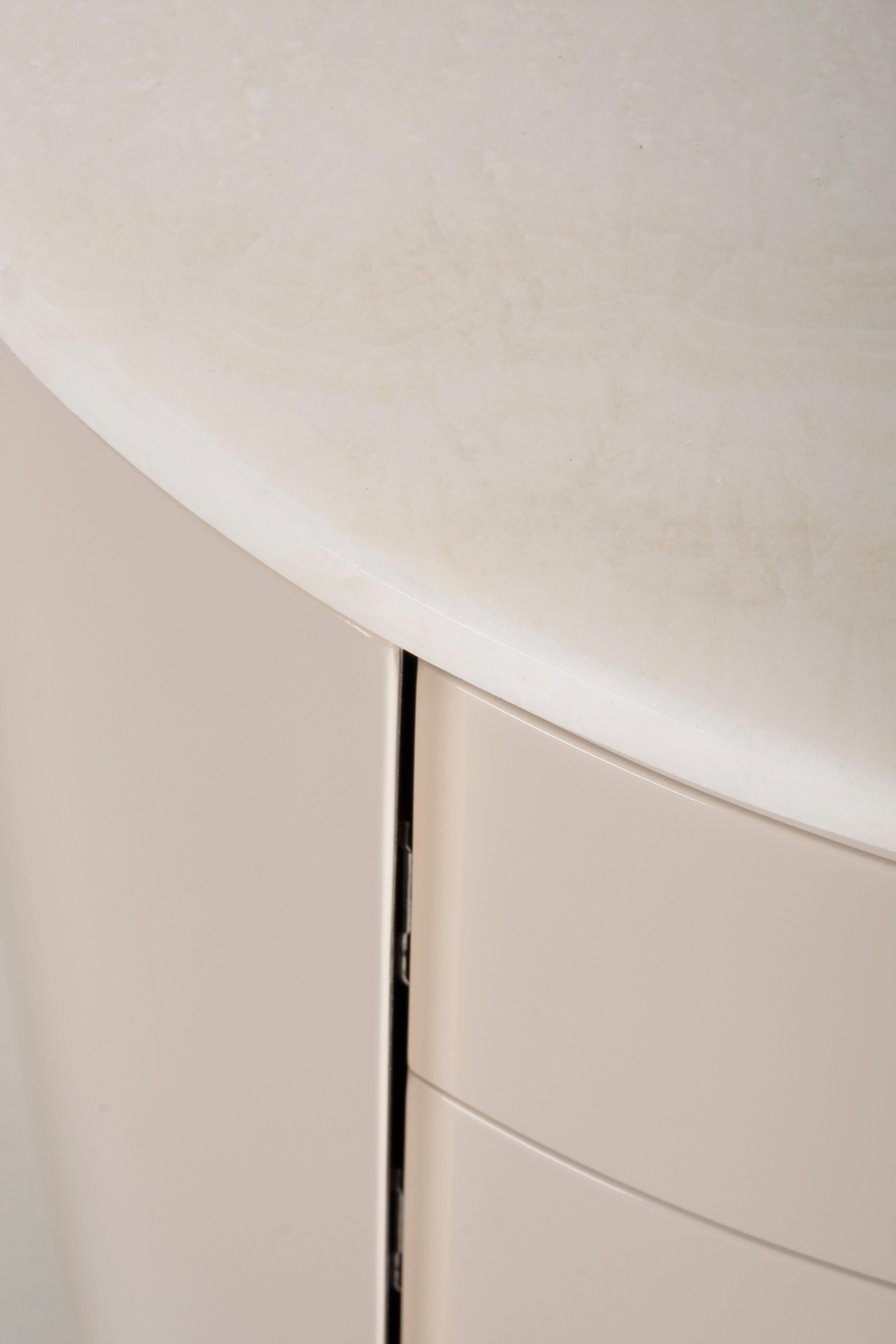 Table de chevet banc moderne en laiton et onyx, fabriquée à la main au Portugal par Greenapple Neuf - En vente à Lisboa, PT