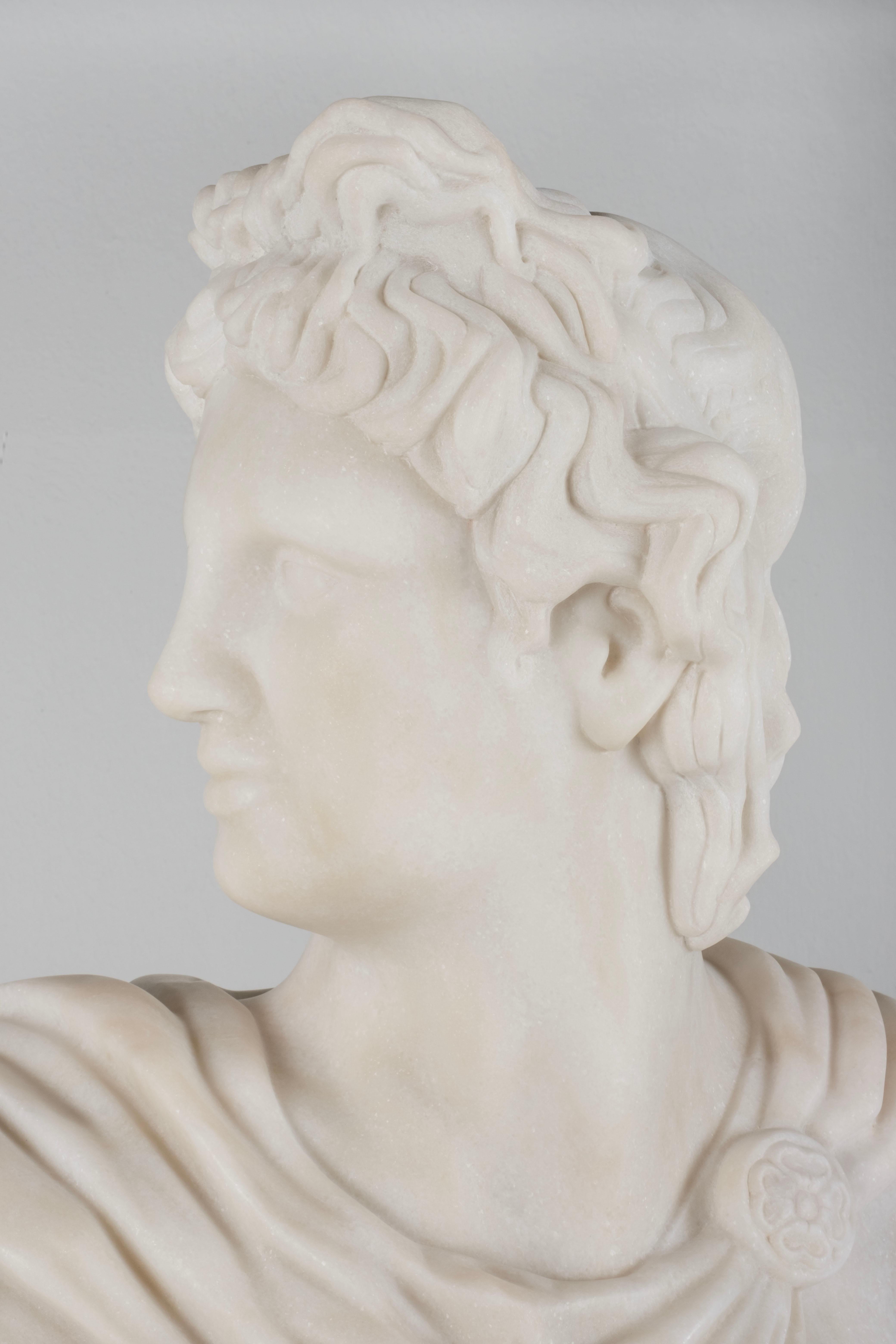 Portoghese Scultura moderna del busto di Apolo in marmo Calacatta, fatta a mano in Portogallo Greenapple in vendita