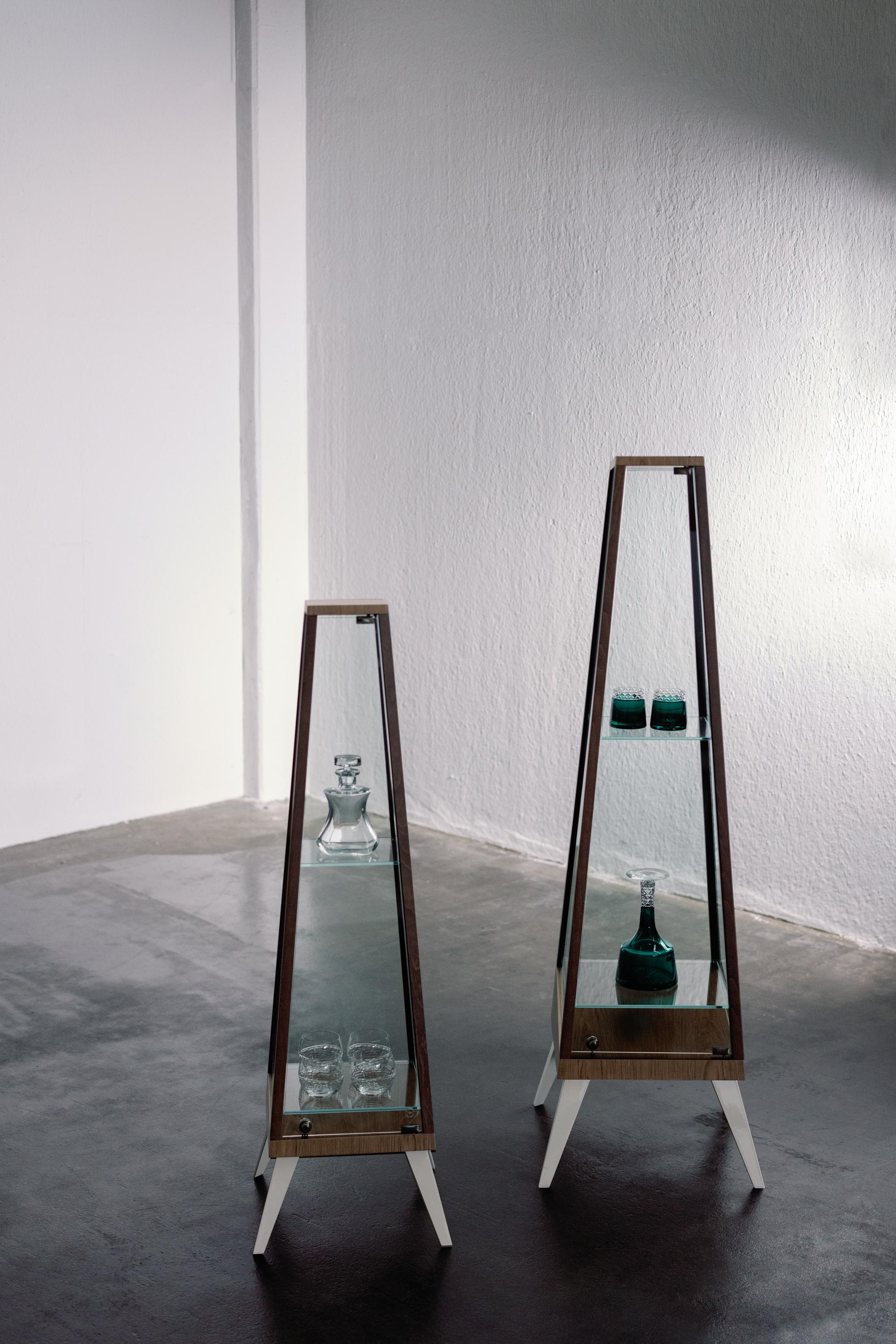 Armoire Letizia, collection moderne, fabriquée à la main au Portugal - Europe par GF Modern.

Le meuble Letizia représente un concept où l'élégance et la praticité vont de pair. Le verre ultra clair révèle les pièces décoratives intérieures que vous
