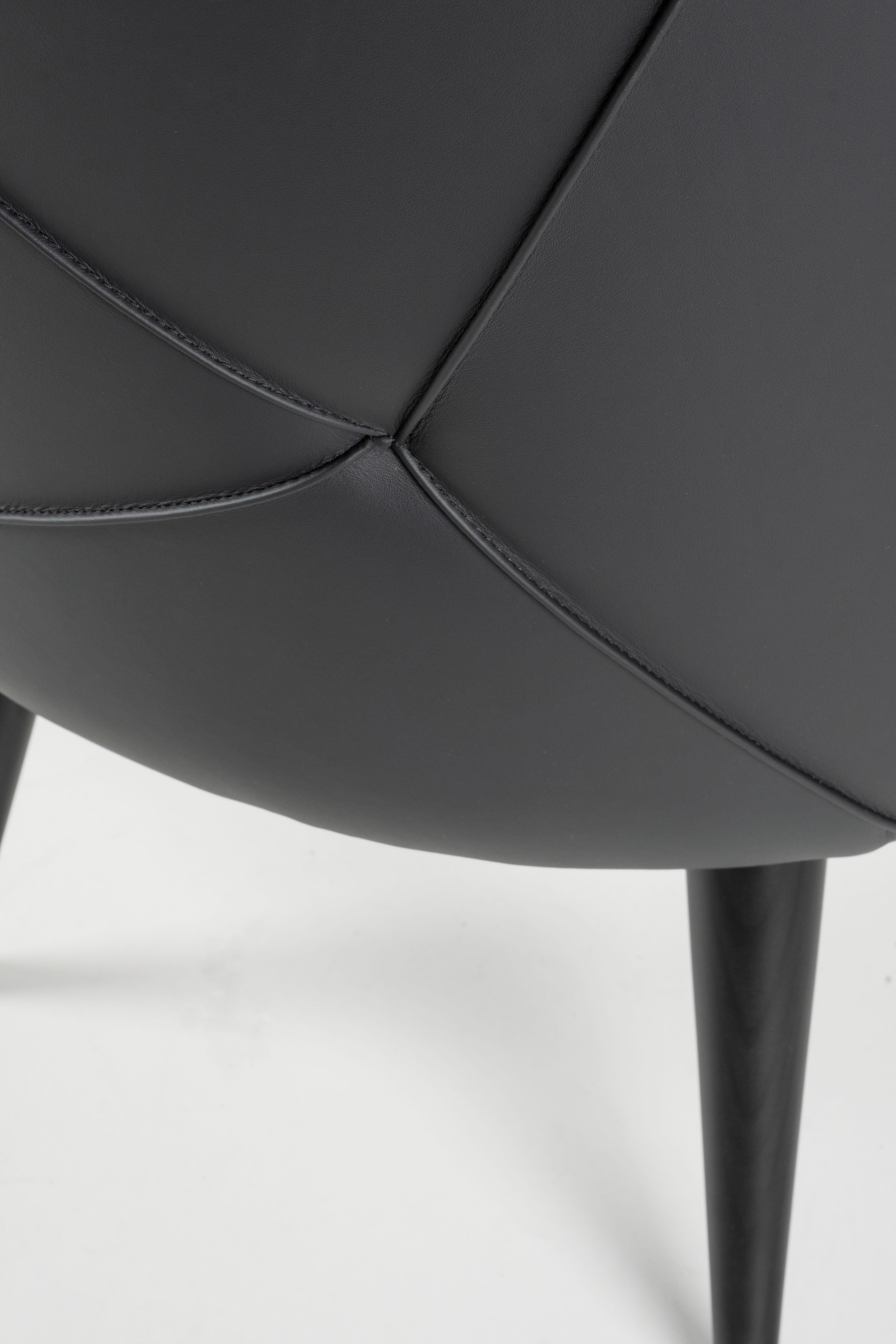 Chaises de salle à manger modernes Margot, cuir noir, fabriquées à la main au Portugal par Greenapple en vente 2