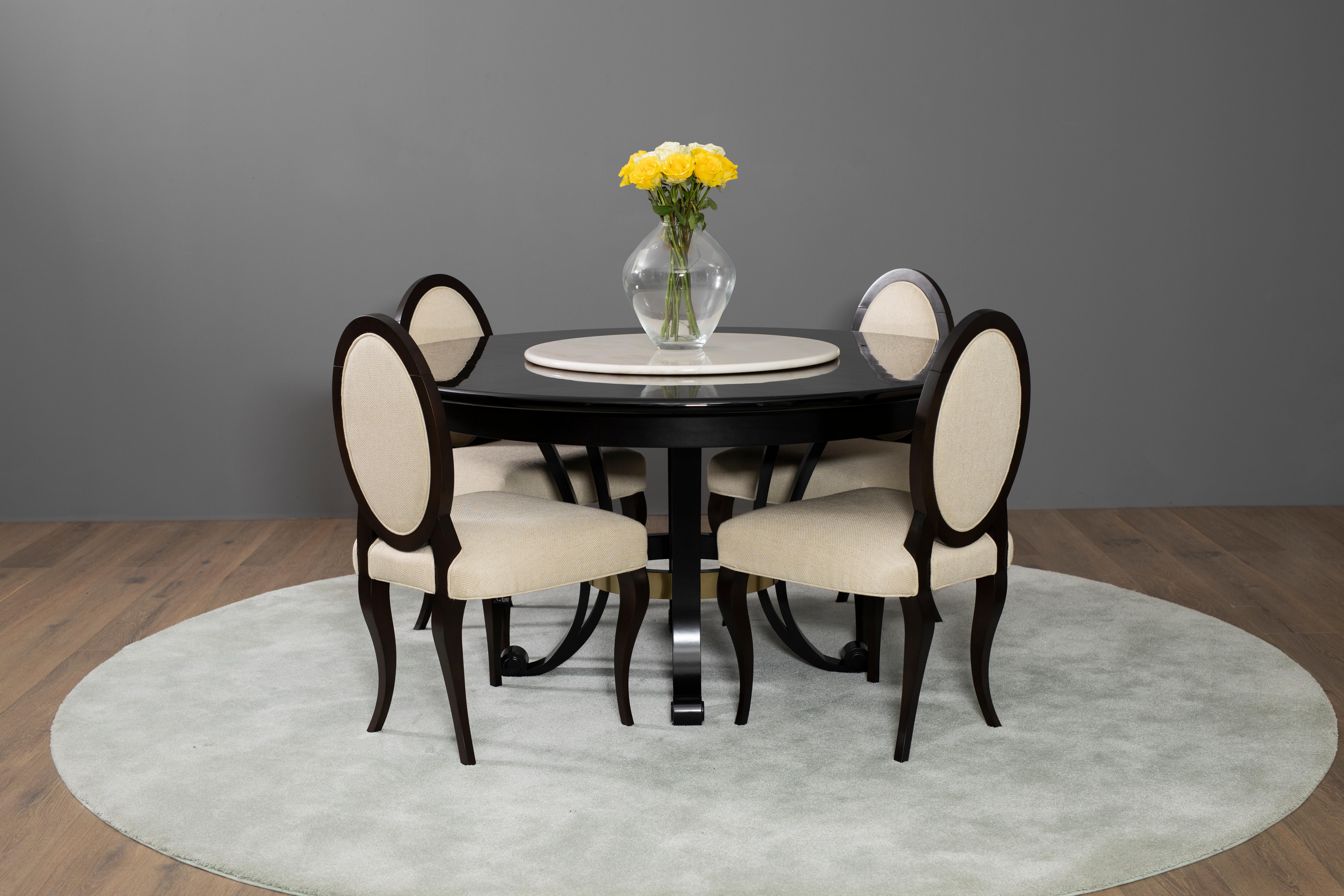 Sedia Ellipse, collezione Modern, realizzata a mano in Portogallo - Europa da GF Modern.

La sedia Ellipse è un pezzo classico e comodo per ogni occasione. L'armoniosa combinazione tra il tessuto beige in misto cotone e lino e il faggio massiccio