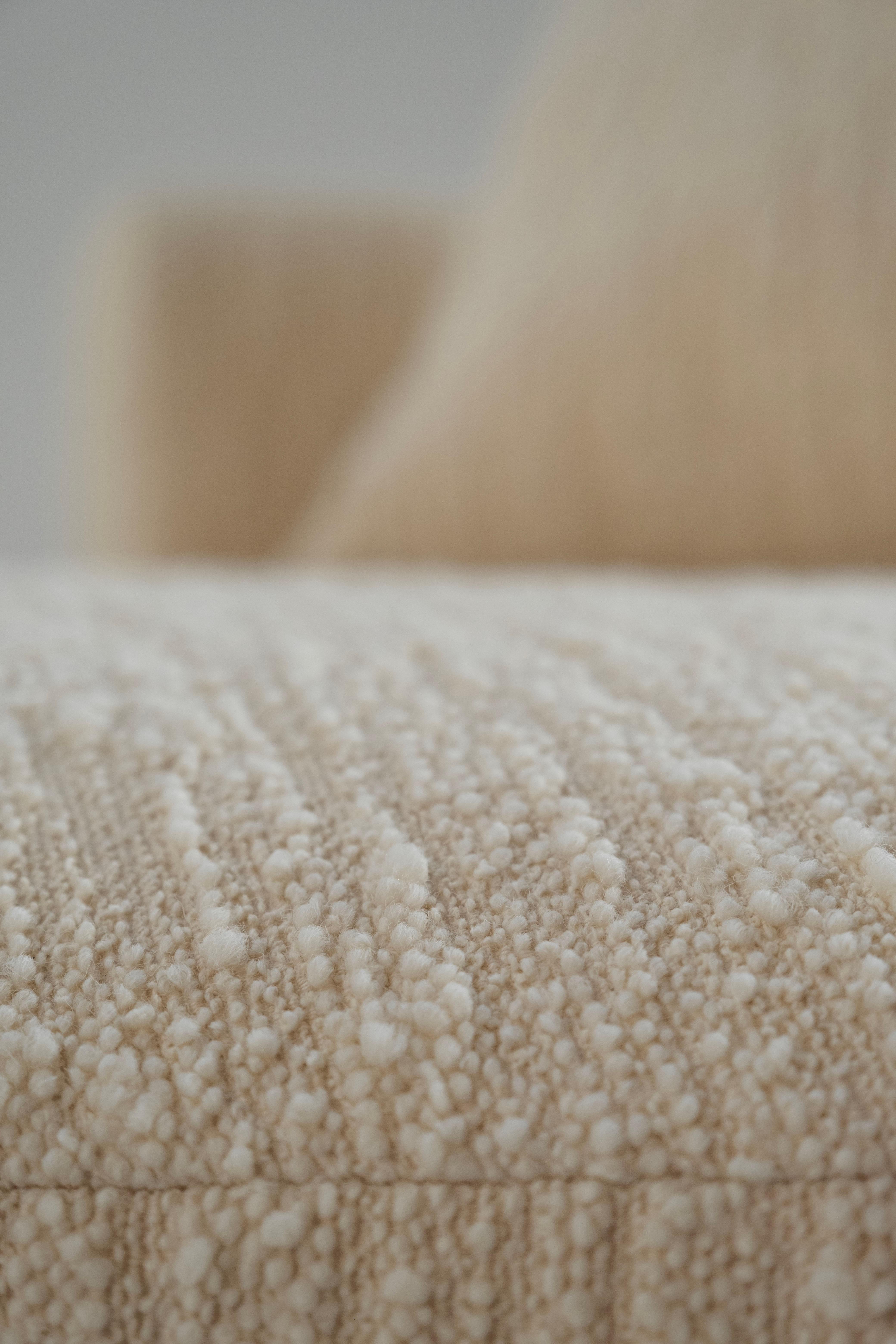 Modernes Tagesbett für Zwillinge, Bouclé aus beiger Wolle, handgefertigt in Portugal von Greenapple (Leder) im Angebot