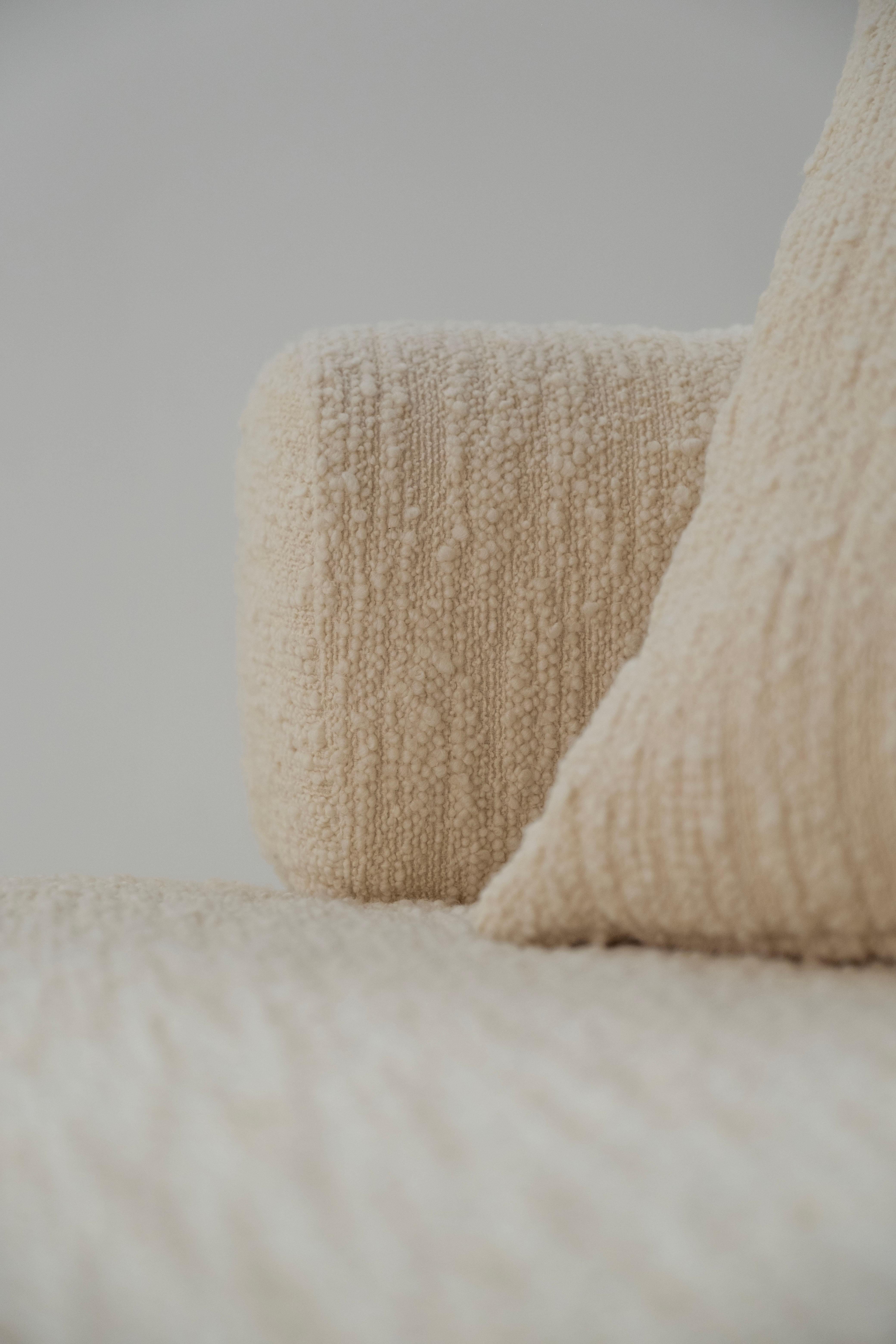 Modernes Tagesbett für Zwillinge, Bouclé aus beiger Wolle, handgefertigt in Portugal von Greenapple im Angebot 1