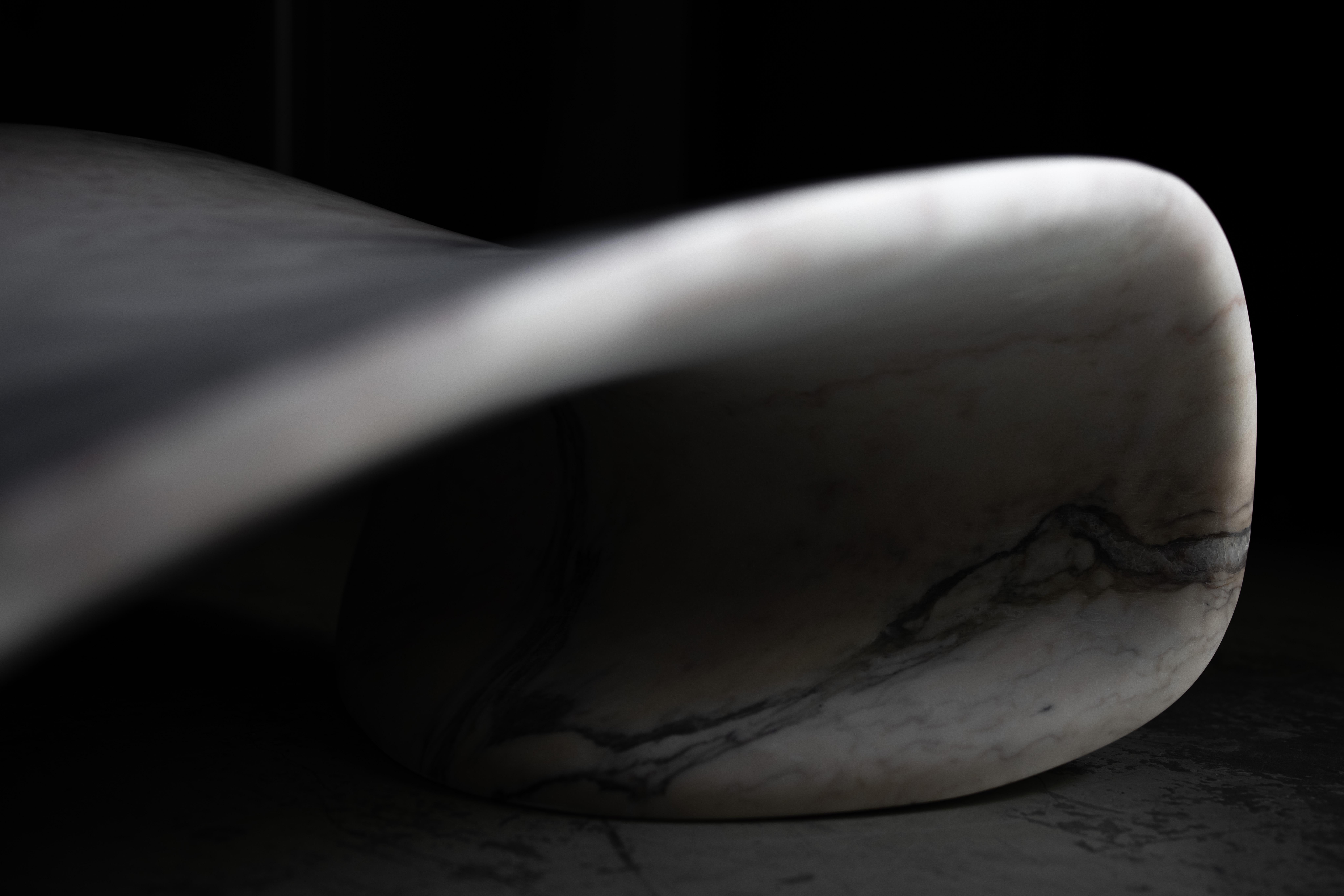 Fait main Table basse moderne Aesculus en marbre Calacatta fabriquée à la main au Portugal par Greenapple en vente
