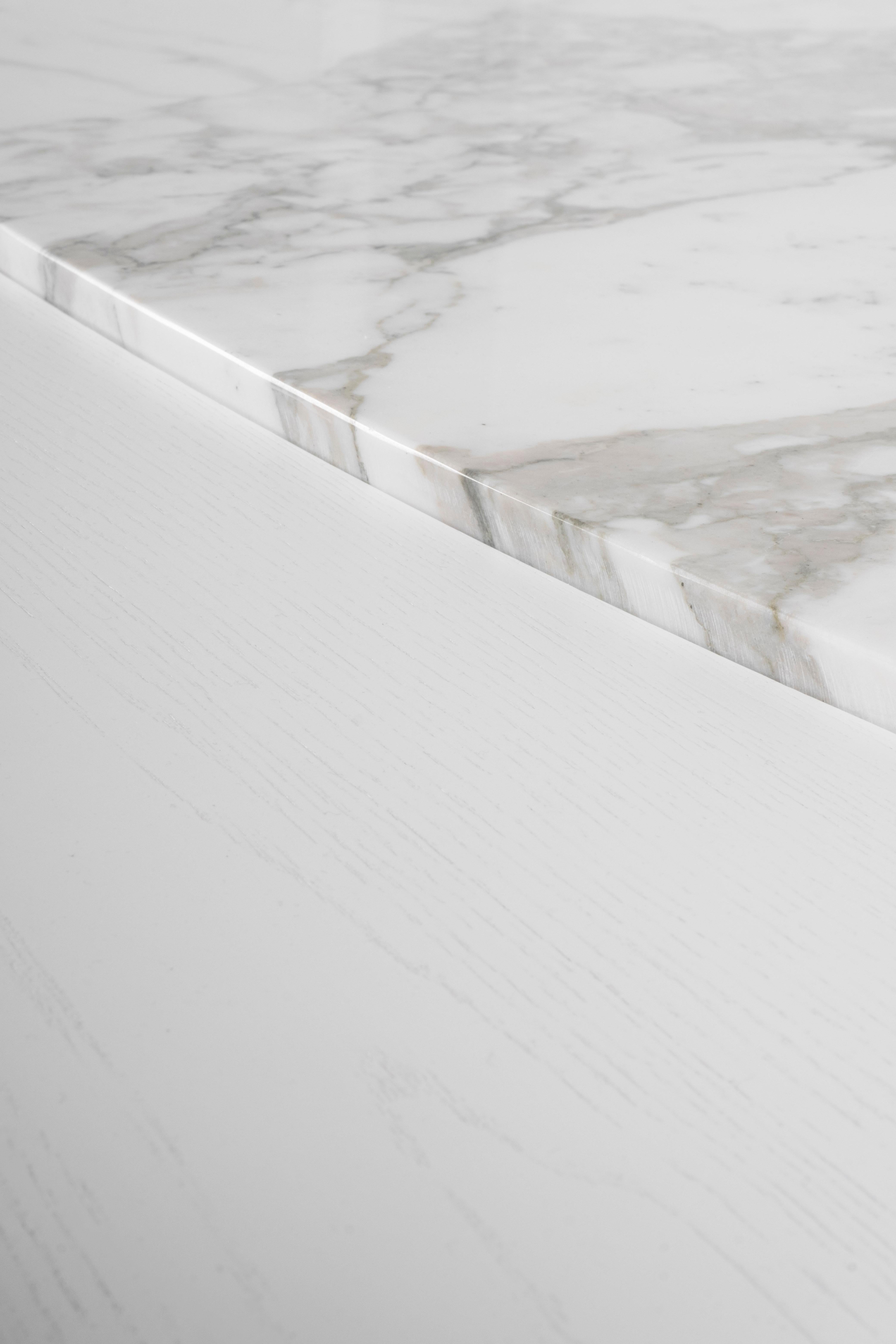 Tables basses Bordeira, marbre Calacatta, fabriquées à la main au Portugal par Greenapple en vente 1