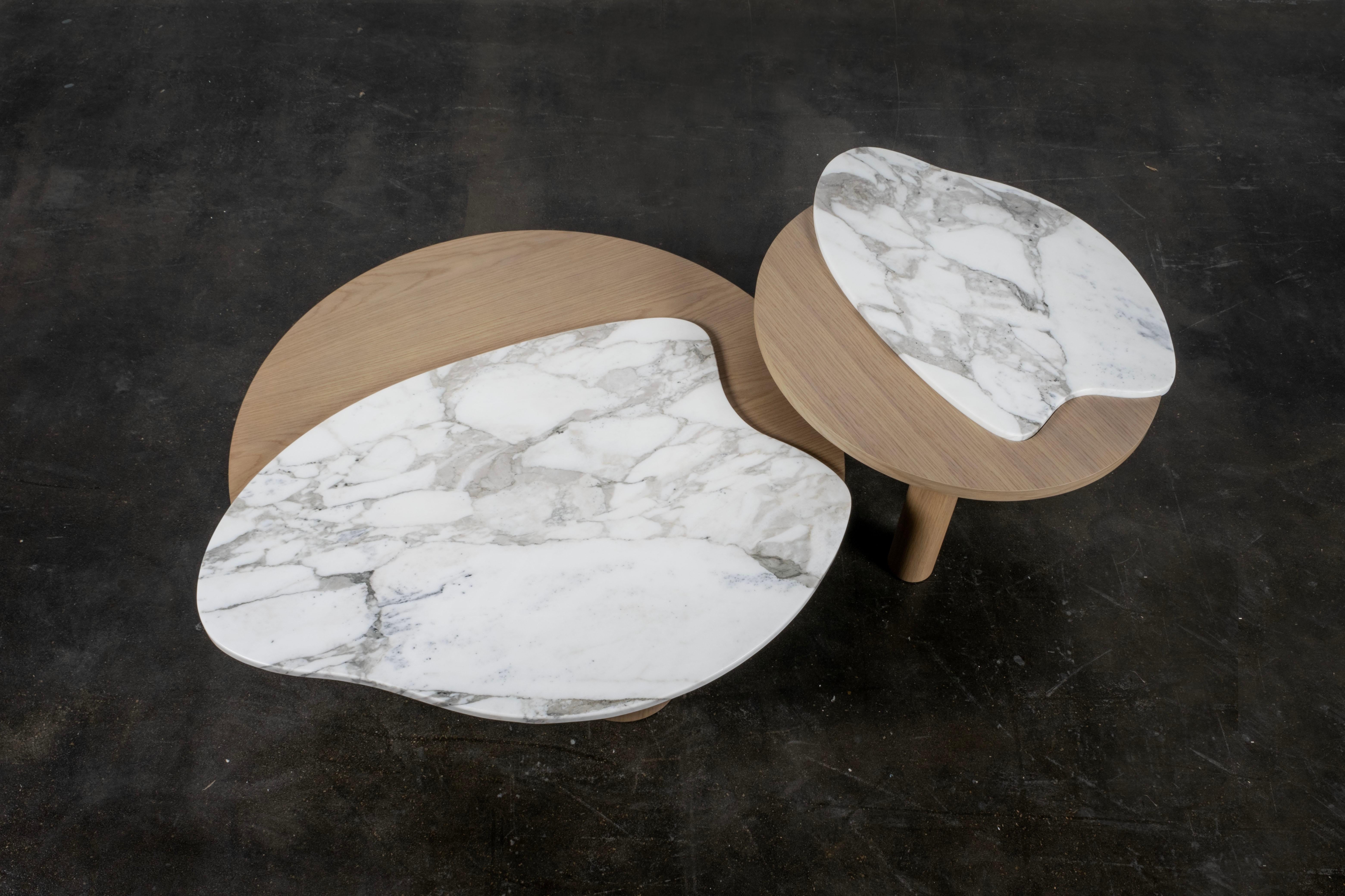 Travertin Tables basses gigognes Bordeira, marbre, fabriquées à la main au Portugal par Greenapple en vente