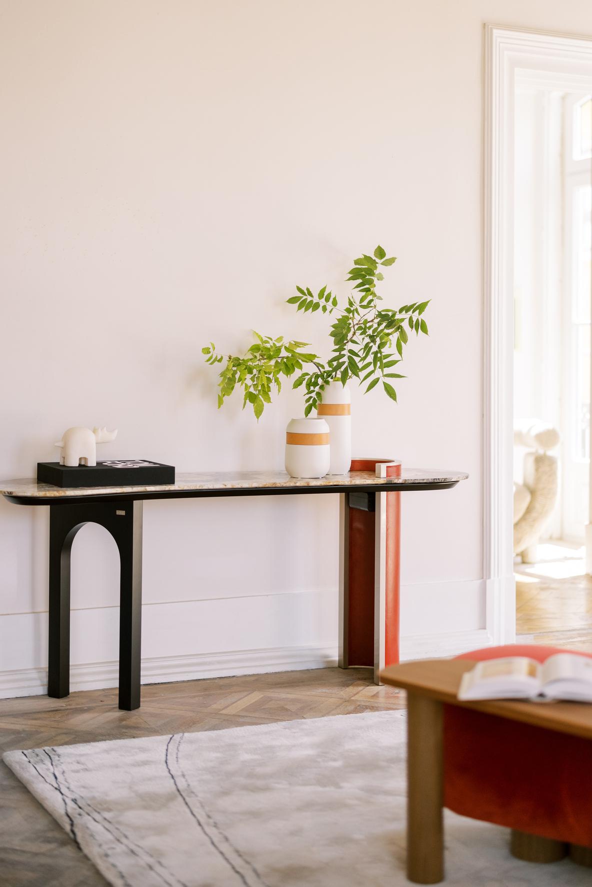 Moderne Table console moderne Chiado, cuir rouge, pierre, fabriquée à la main au Portugal par Greenapple en vente