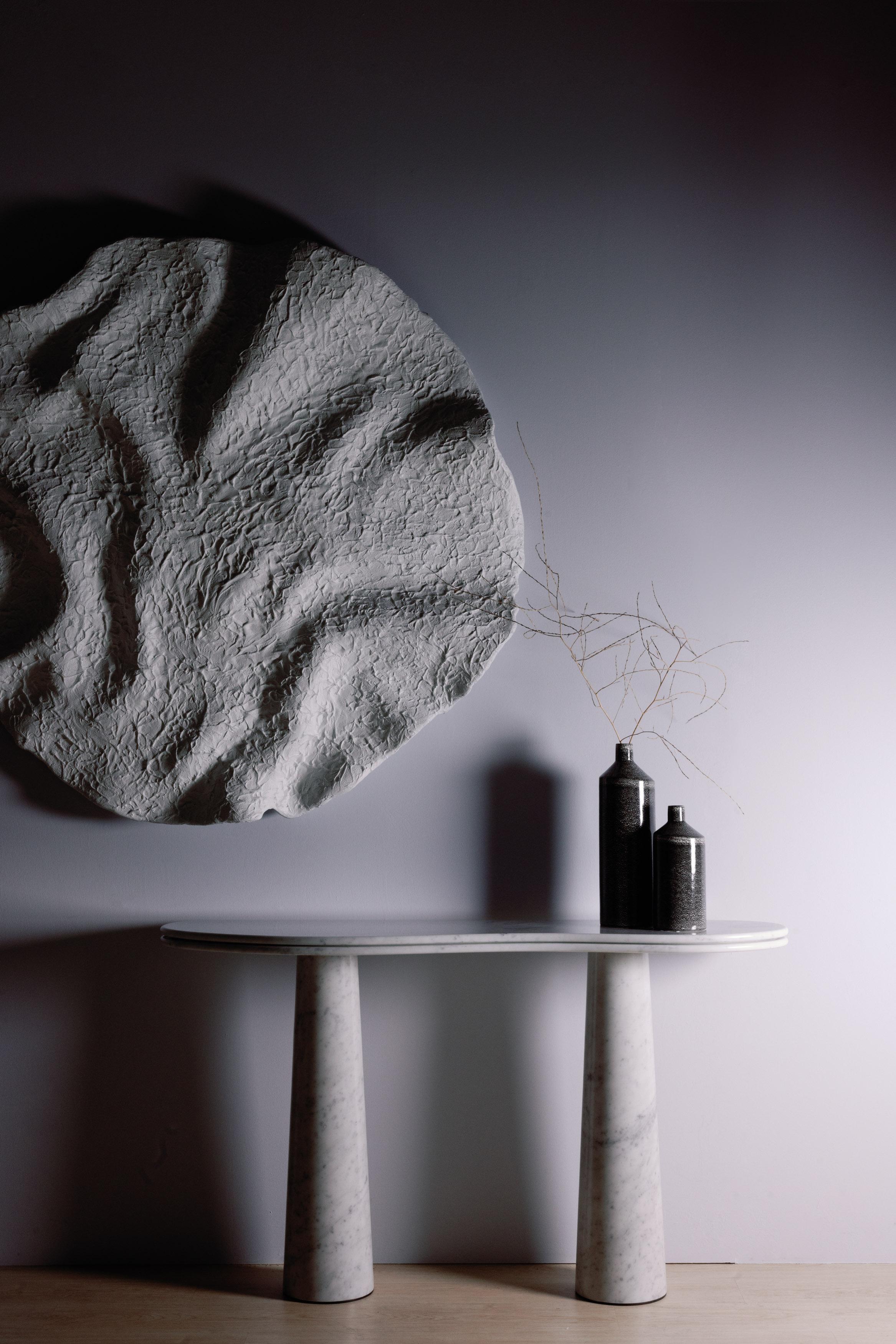 Moderner Silhueta-Konsolentisch aus Carrara-Marmor, handgefertigt in Portugal von Greenapple (Portugiesisch) im Angebot
