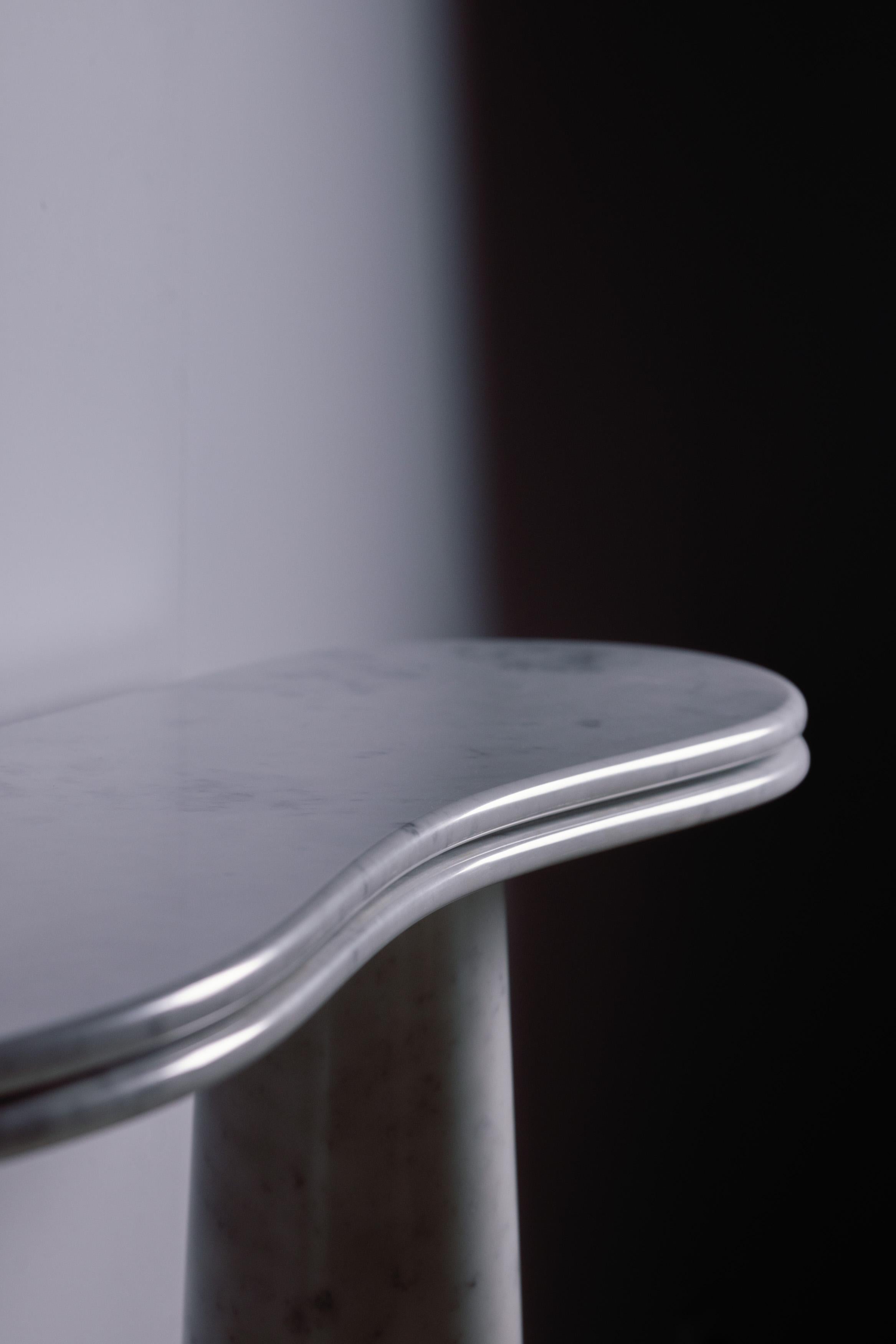 Moderner Silhueta-Konsolentisch aus Carrara-Marmor, handgefertigt in Portugal von Greenapple im Zustand „Neu“ im Angebot in Lisboa, PT