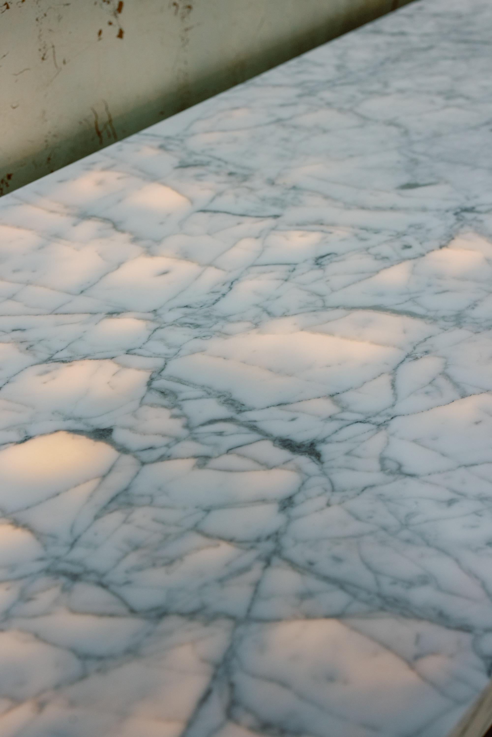 Table console Armilar Art Déco, marbre de Carrare, fabriquée à la main au Portugal par Greenapple en vente 7