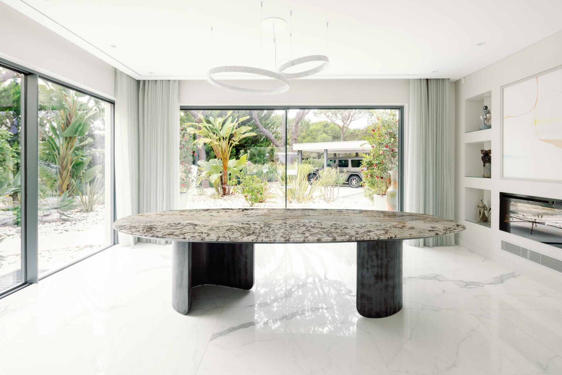 Moderne Table de salle à manger moderne C&C en marbre Calacatta Viola faite à la main Portugal Greenapple en vente