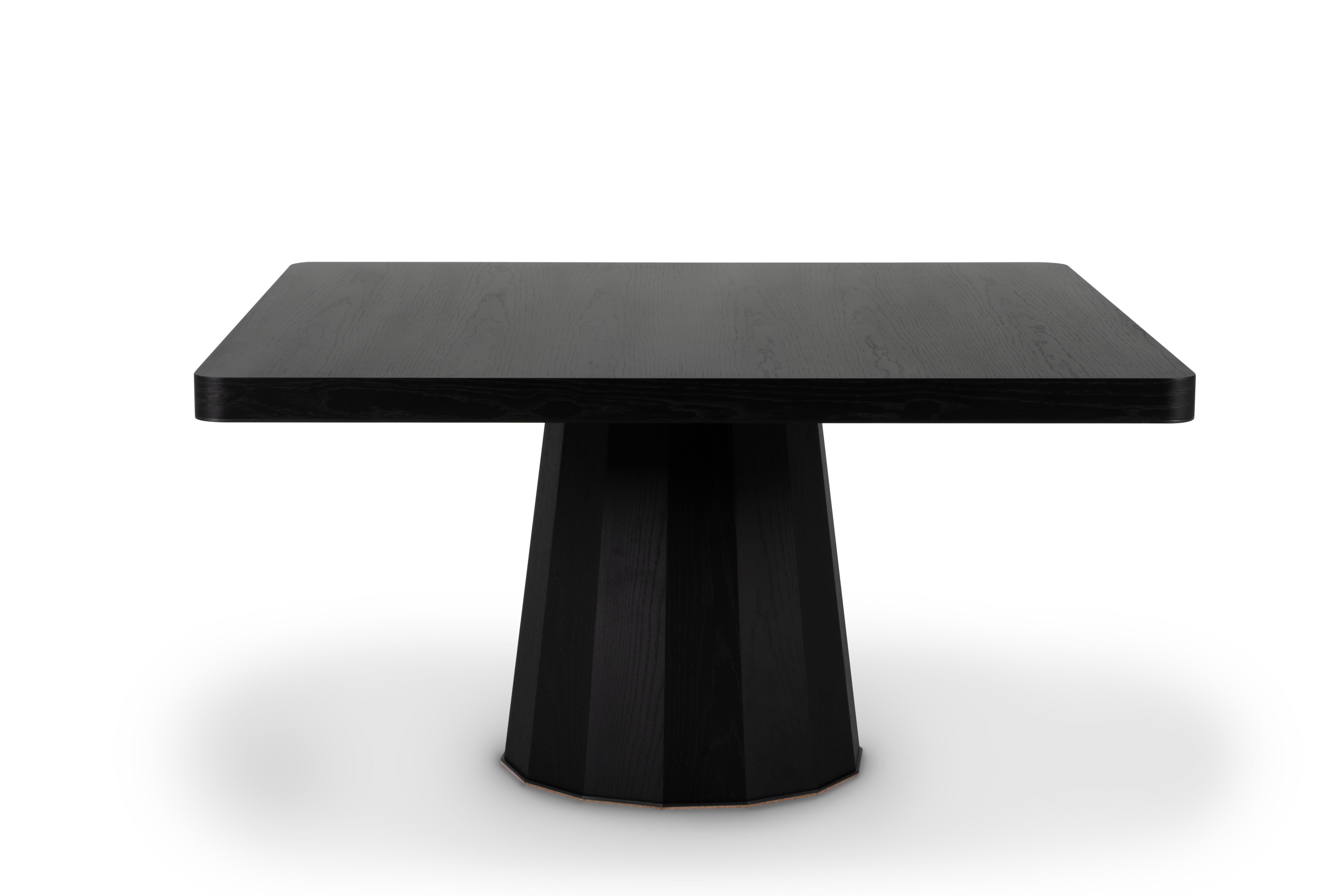 Howlite Esstisch mit 8 Sitzplätzen, Modern Collection, handgefertigt in Portugal - Europa von GF Modern.

Der schwarze Esstisch Howlite steht für den Beginn einer neuen modernen Ära. Das schwarz oxidierte Messingdetail auf der Tischplatte ergänzt