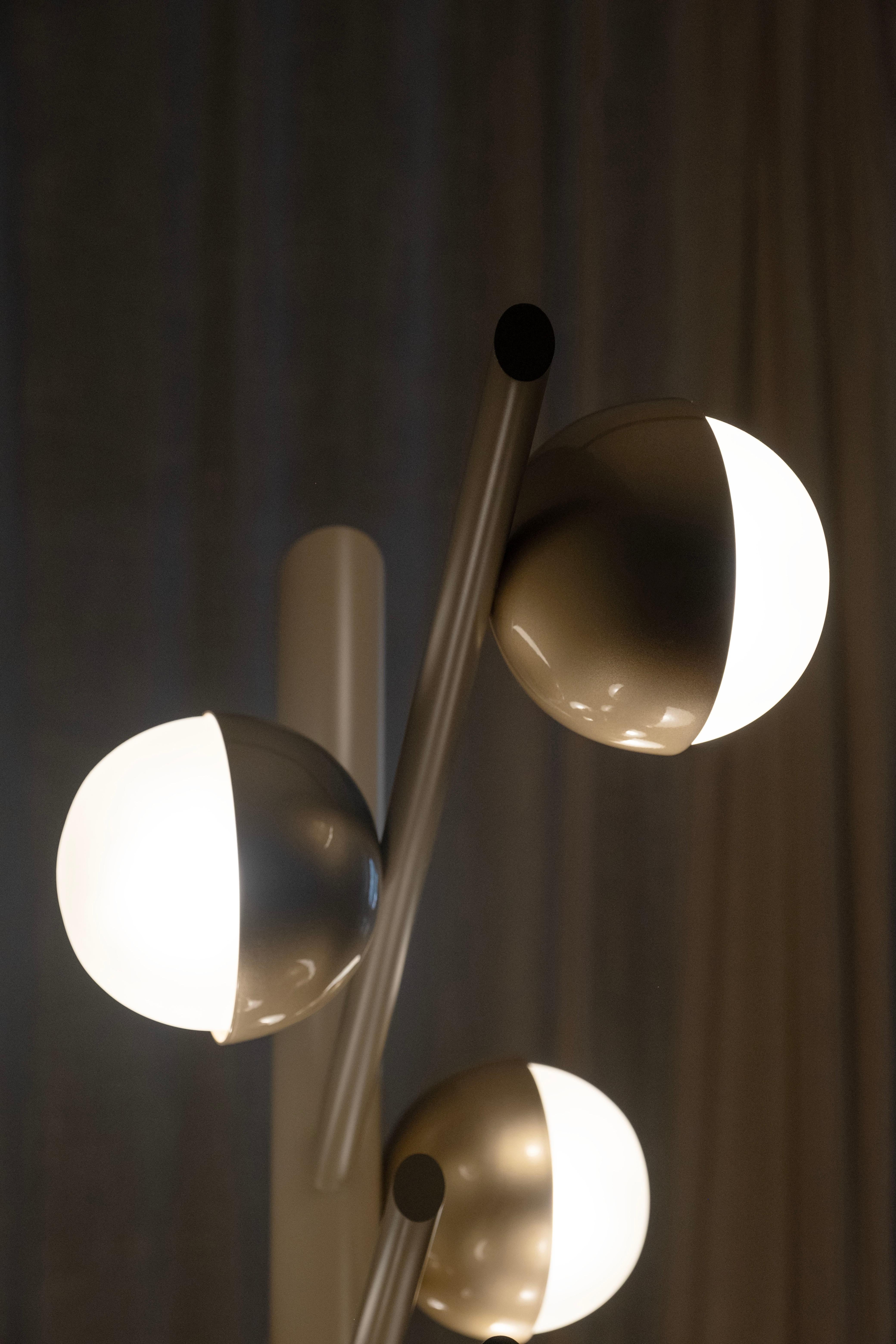 Art-Déco-Flöten-Stehlampe, hellgrau, handgefertigt in Portugal von Greenapple (Messing) im Angebot