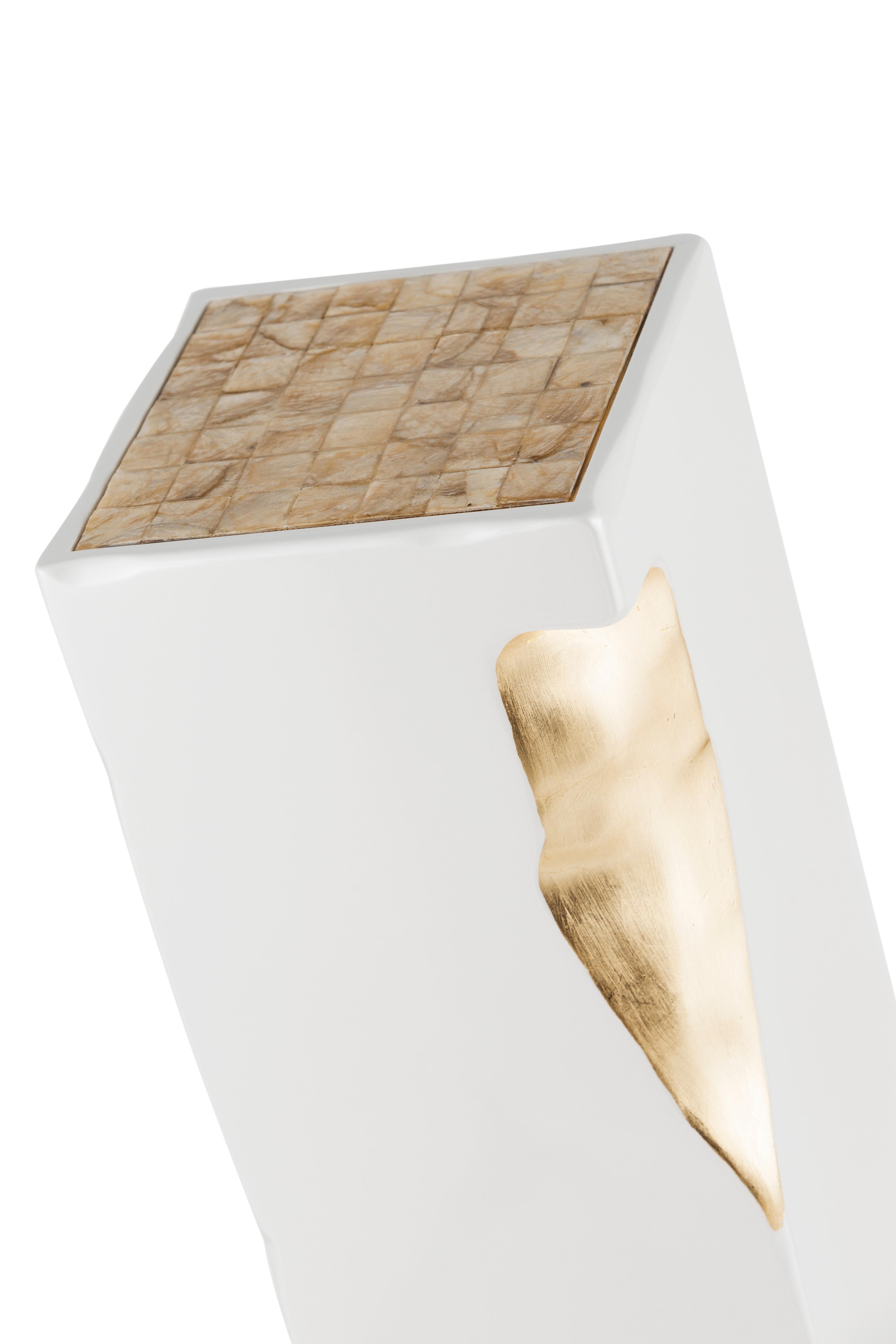 Martin Pedestal Stand, Modern Collection, Handcrafted in Portugal - Europe by GF Modern.

Martin is the perfect standing piece of art to enhance any interior. A unique design with contrasting details, Martin stands on its own.

The pearl white