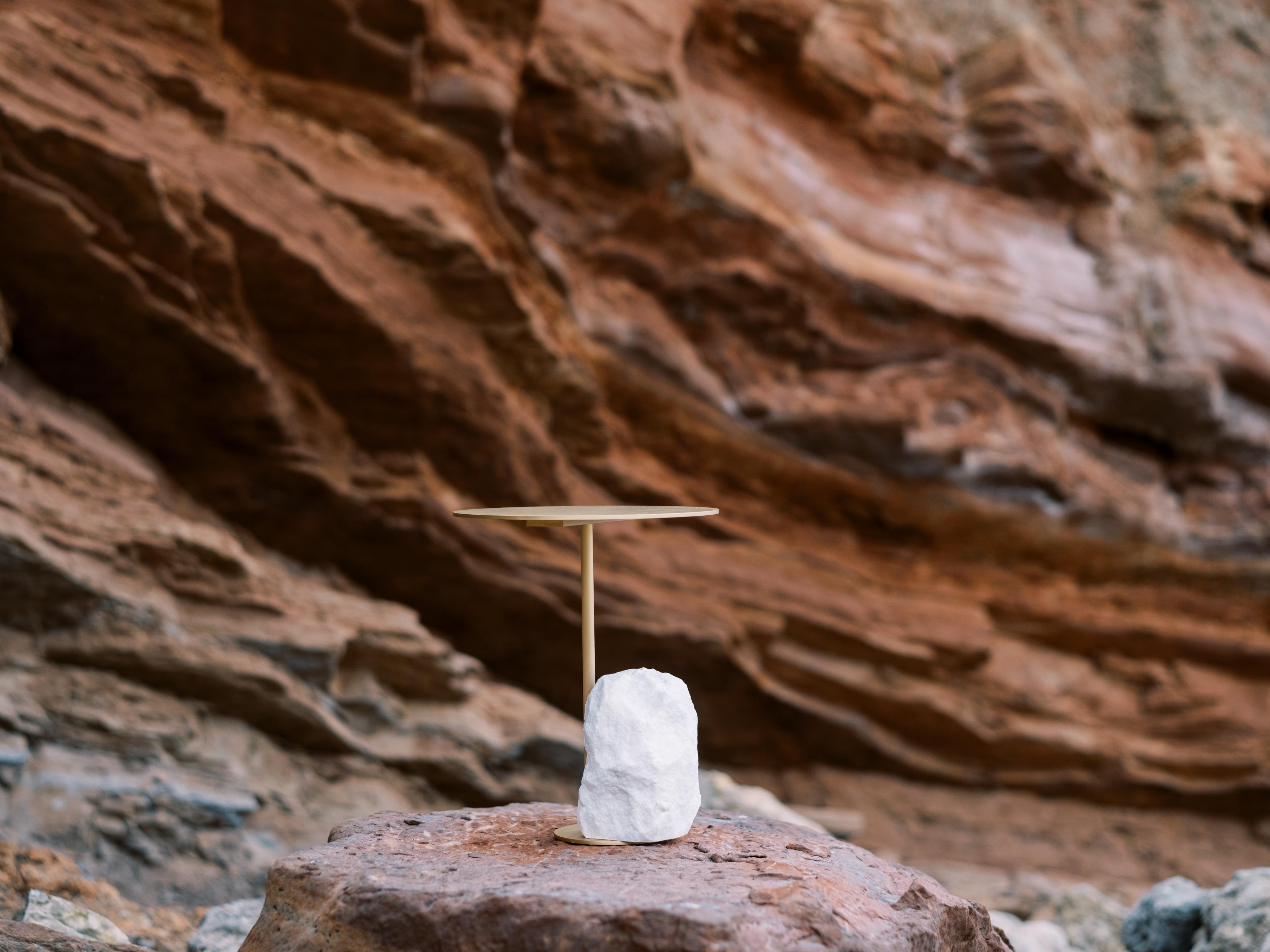 Pico Beistelltisch, Contemporary Collection, handgefertigt in Portugal - Europa von Greenapple.

Der Beistelltisch Pico integriert nahtlos die Elemente der Natur, um die Essenz der Azoreninsel Pico in ein modernes Interieur zu bringen. Dieser