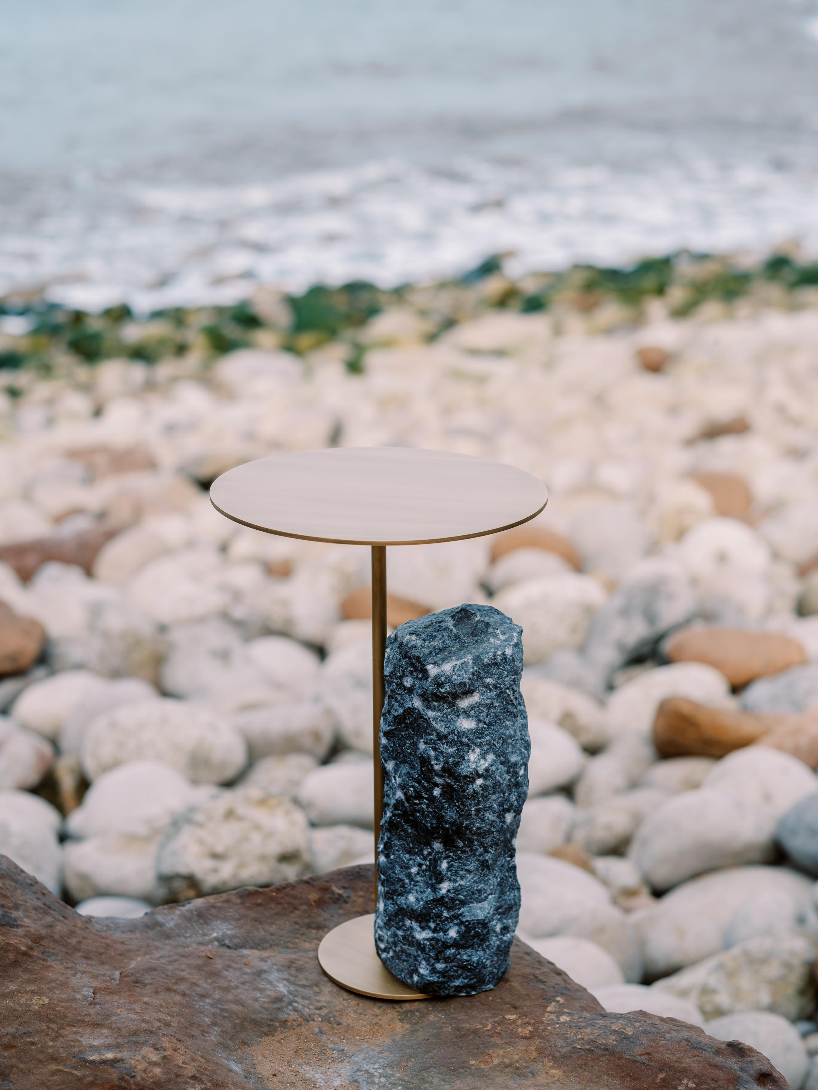 XXIe siècle et contemporain Table d'appoint Pico, marbre argenté Portoro, fabriquée à la main au Portugal par Greenapple en vente