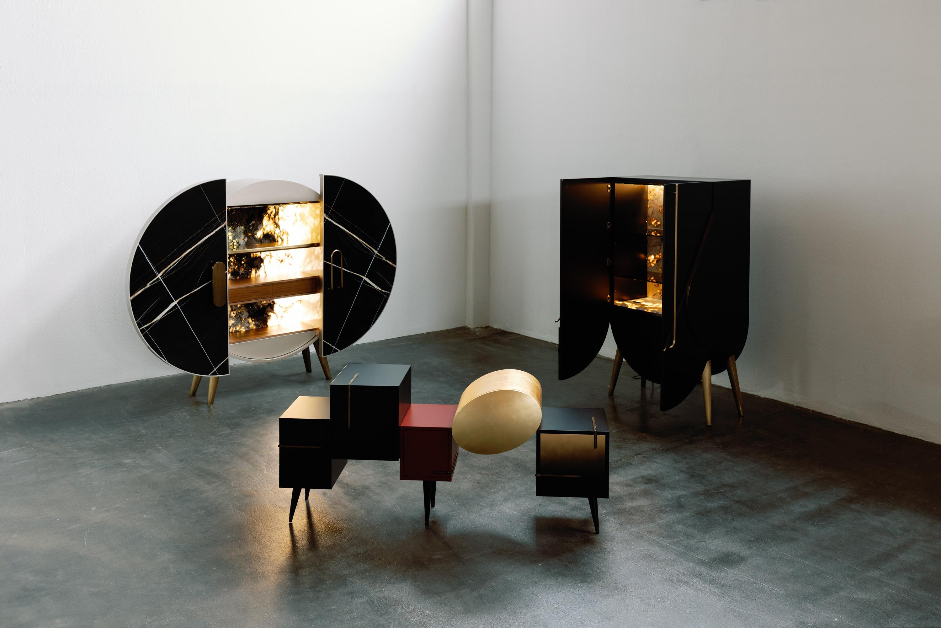 Sunshine Sideboard, Collection'S Contemporary, handgefertigt in Portugal - Europa von Greenapple.

Das moderne Sideboard Sunshine spielt mit Licht und Schatten geometrischer Formen und präsentiert ein einzigartiges und unverwechselbares Design für