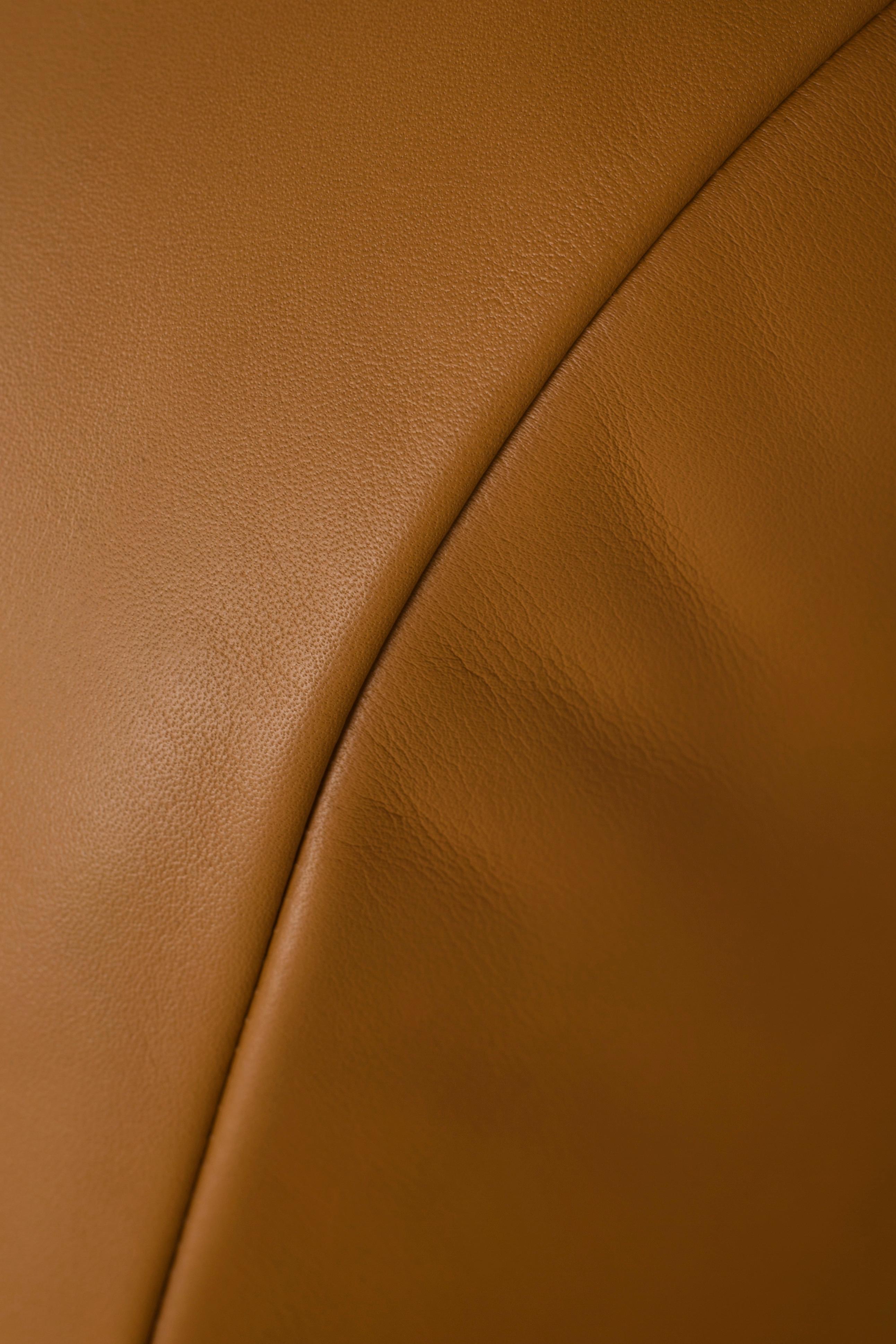 XXIe siècle et contemporain Canapé Beijinho moderne du milieu du siècle, cuir italien camel, fabriqué à la main par Greenapple en vente
