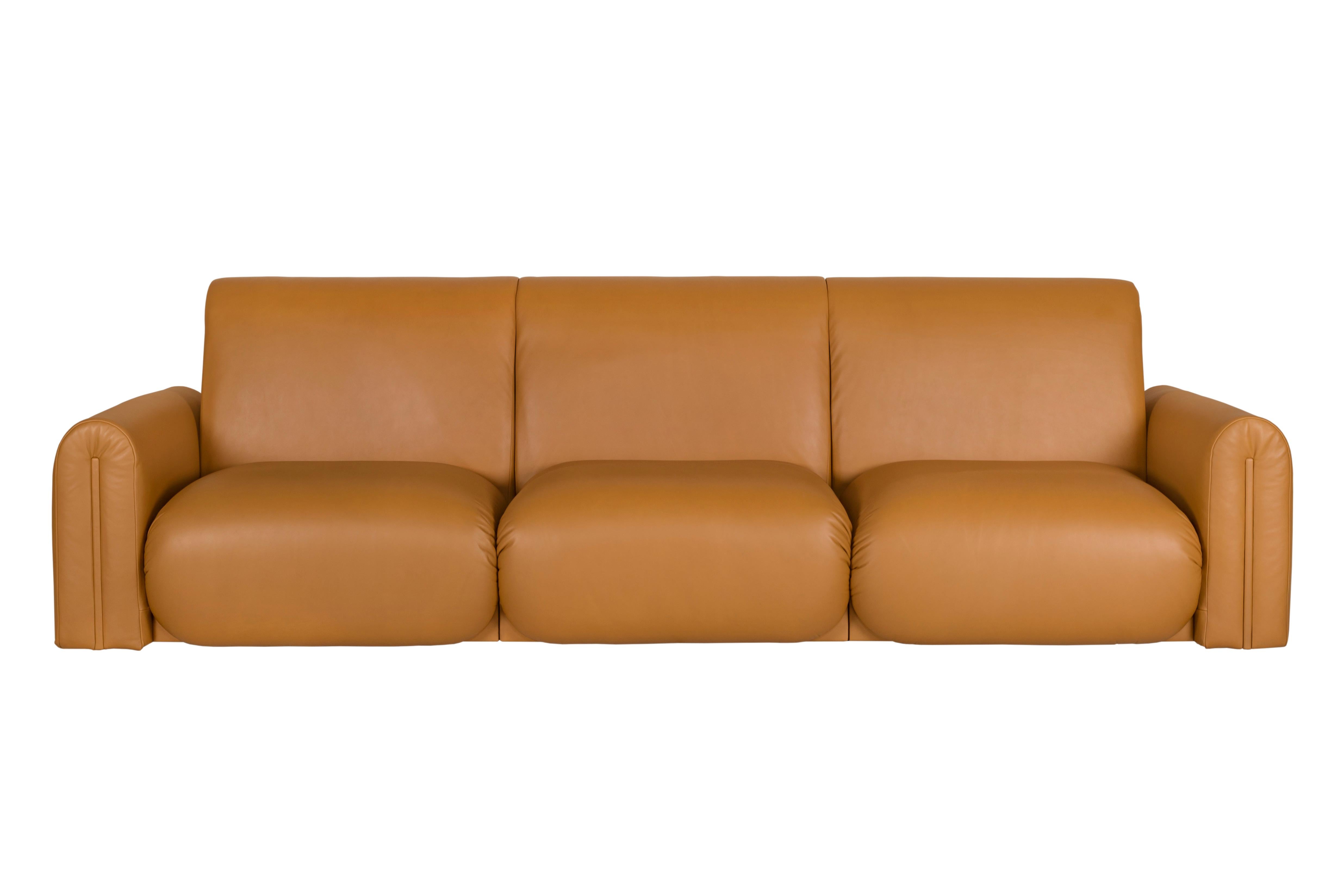 Beijinho 4-sitziges Sofa, Contemporary Collection, handgefertigt in Portugal - Europa von Greenapple.

Das Ledersofa Beijinho verbindet nahtlos die weiche Textur von hochwertigem Leder mit dem einhüllenden, getufteten Komfort und schafft so ein