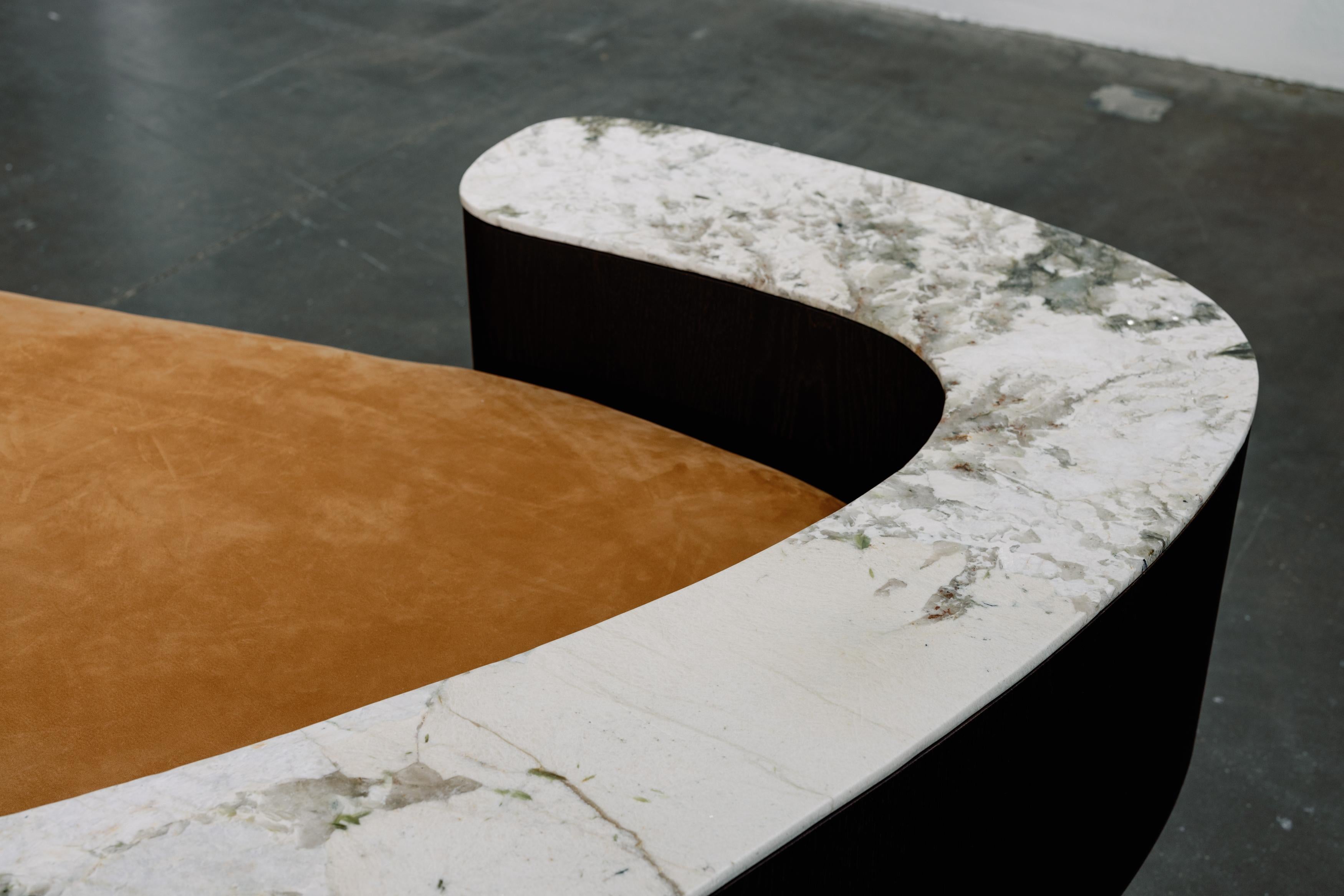 Modernes Galapinhos-Sofa, Karamellleder, handgefertigt in Portugal von Greenapple im Angebot 3