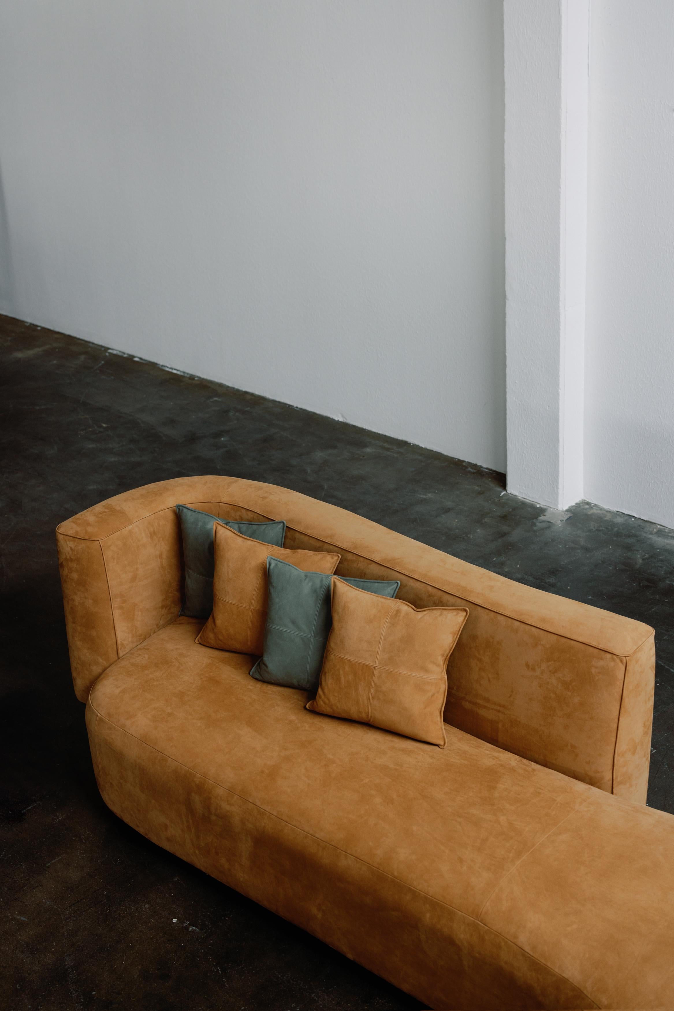 Modernes Galapinhos-Sofa, Karamellleder, handgefertigt in Portugal von Greenapple (Portugiesisch) im Angebot