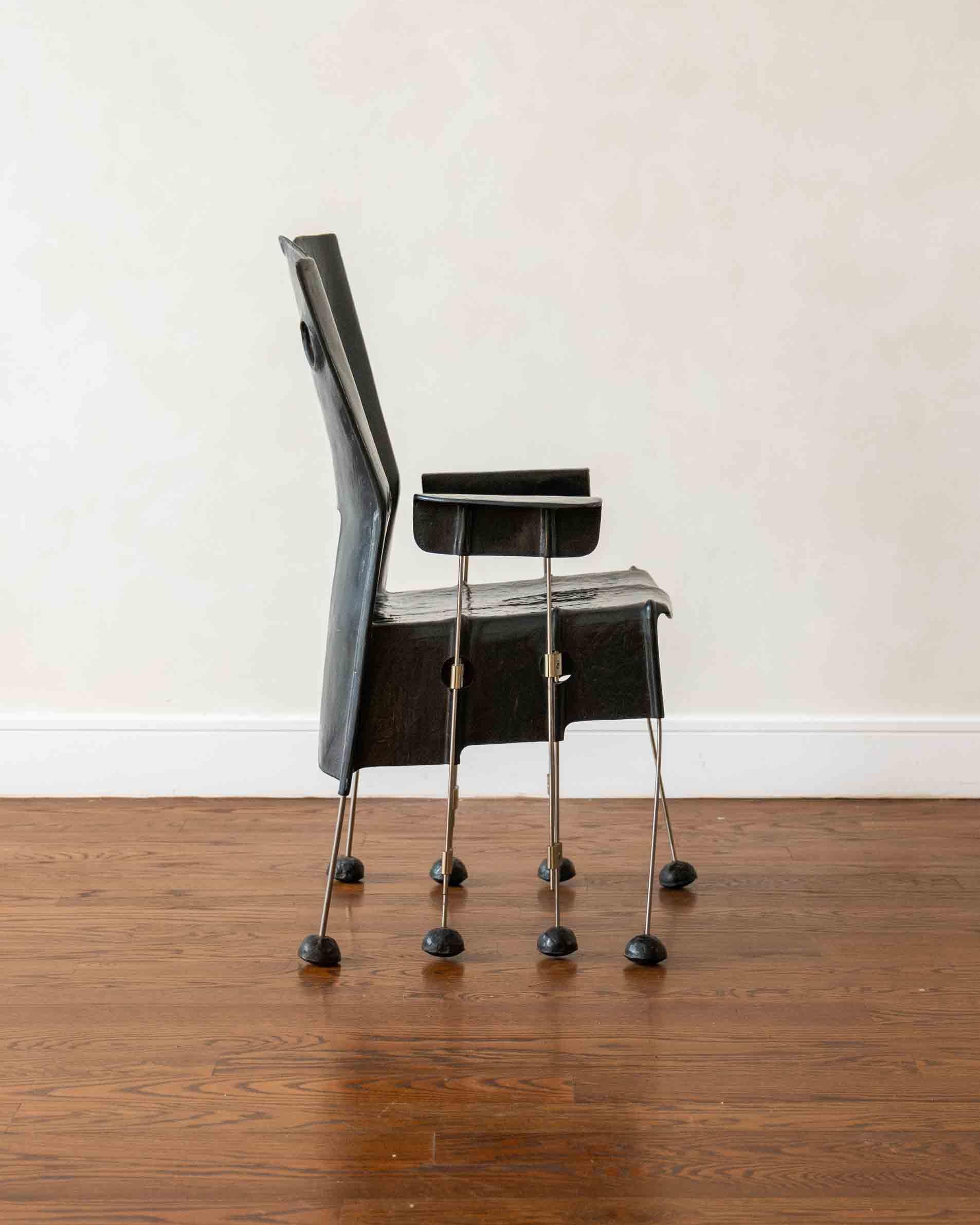 Conçue par l'architecte italien Gaetano Pesce et produite par Vitra en 1984, la chaise Greene Street est un exemple frappant de design postmoderne. Nommée d'après le studio new-yorkais de Pesce, chaque chaise est moulée à la main en résine noire, ce