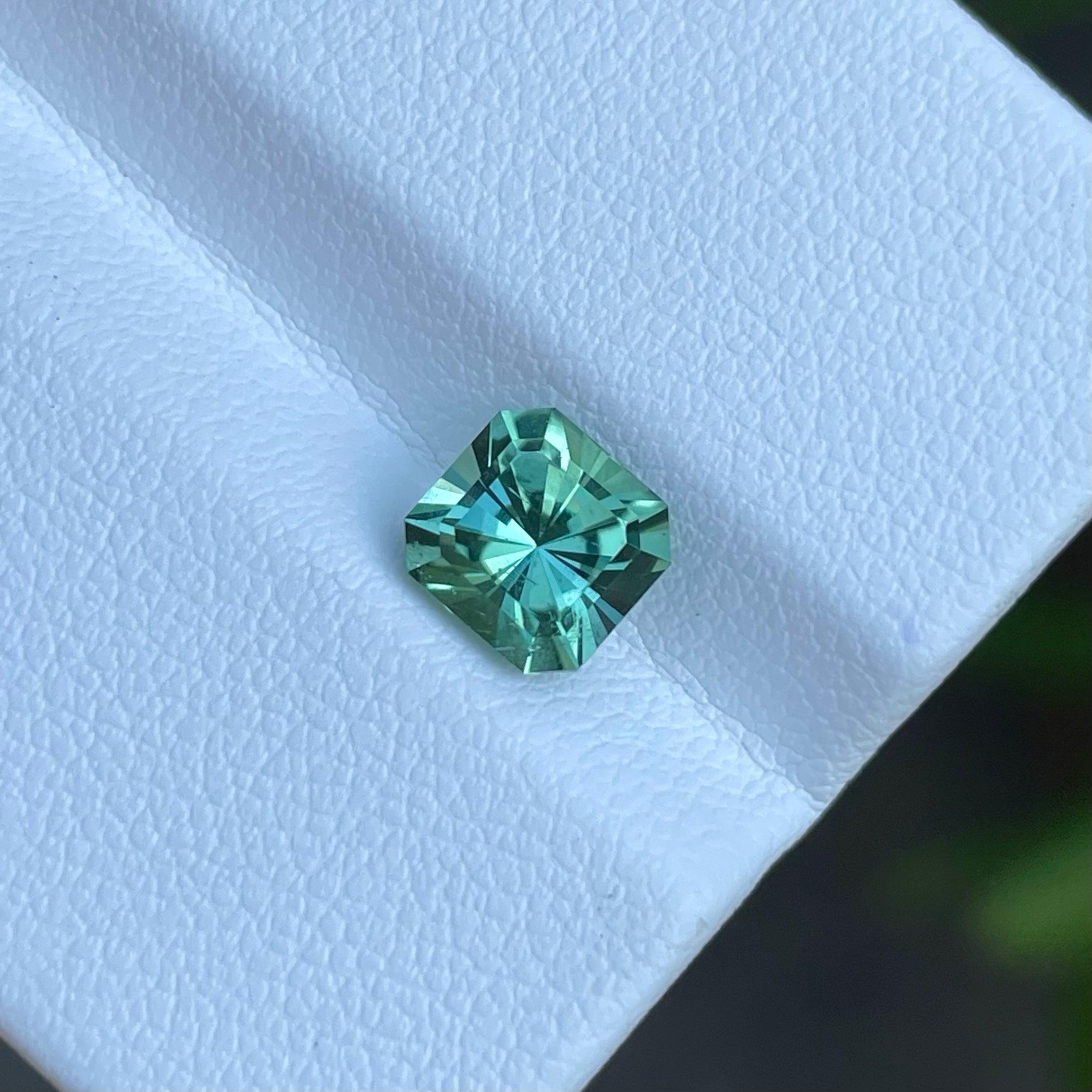 Moderne Tourmaline bleu verdâtre taille fantaisie de 1,65 carat, pierre tourmaline pour bijoux  en vente