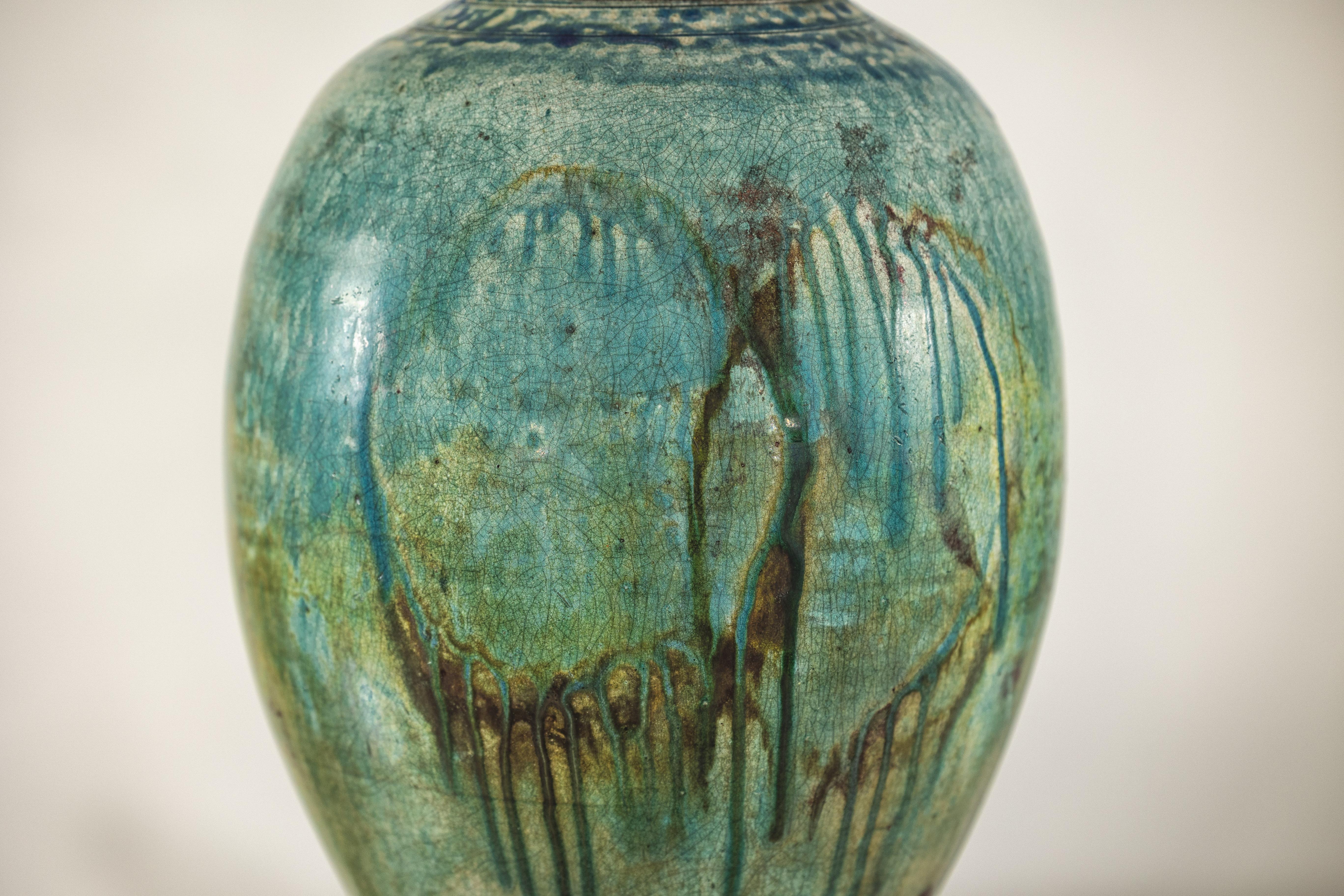 Vaso da studio marrone-verdastro con ventre arrotondato e base affusolata, firmato In condizioni buone in vendita a Yonkers, NY