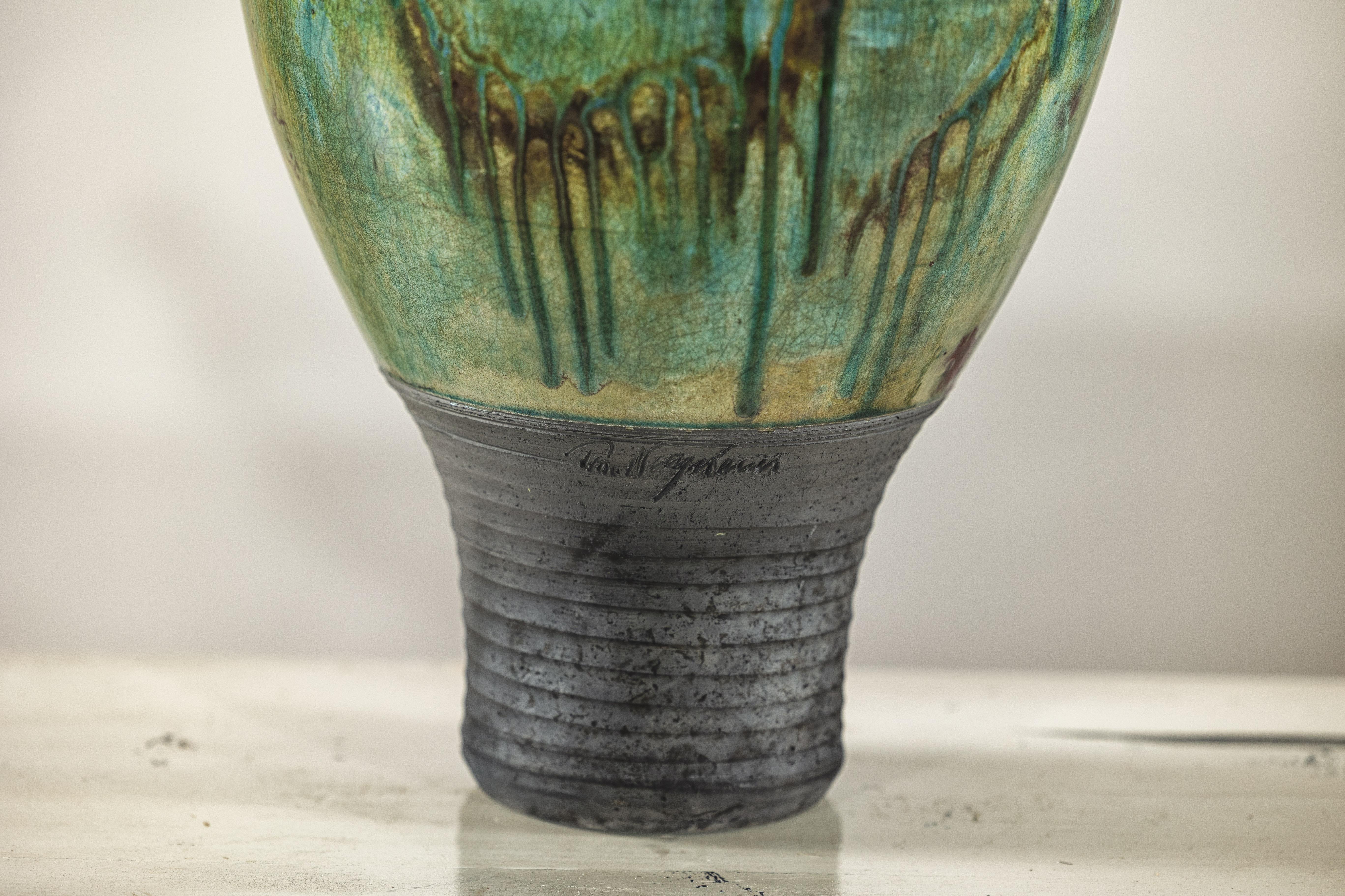 Ceramica Vaso da studio marrone-verdastro con ventre arrotondato e base affusolata, firmato in vendita